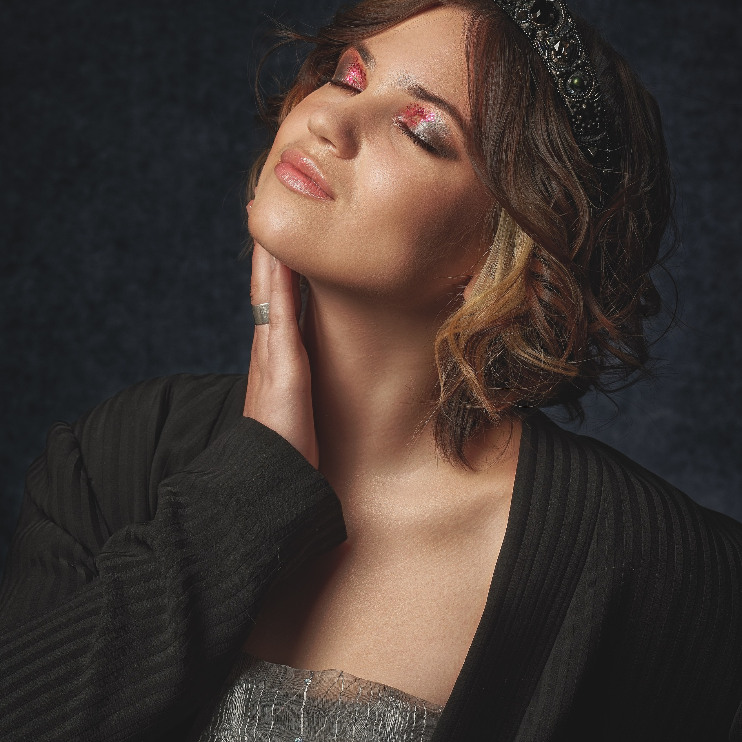 Девушка нежно гладит себя рукой по шее