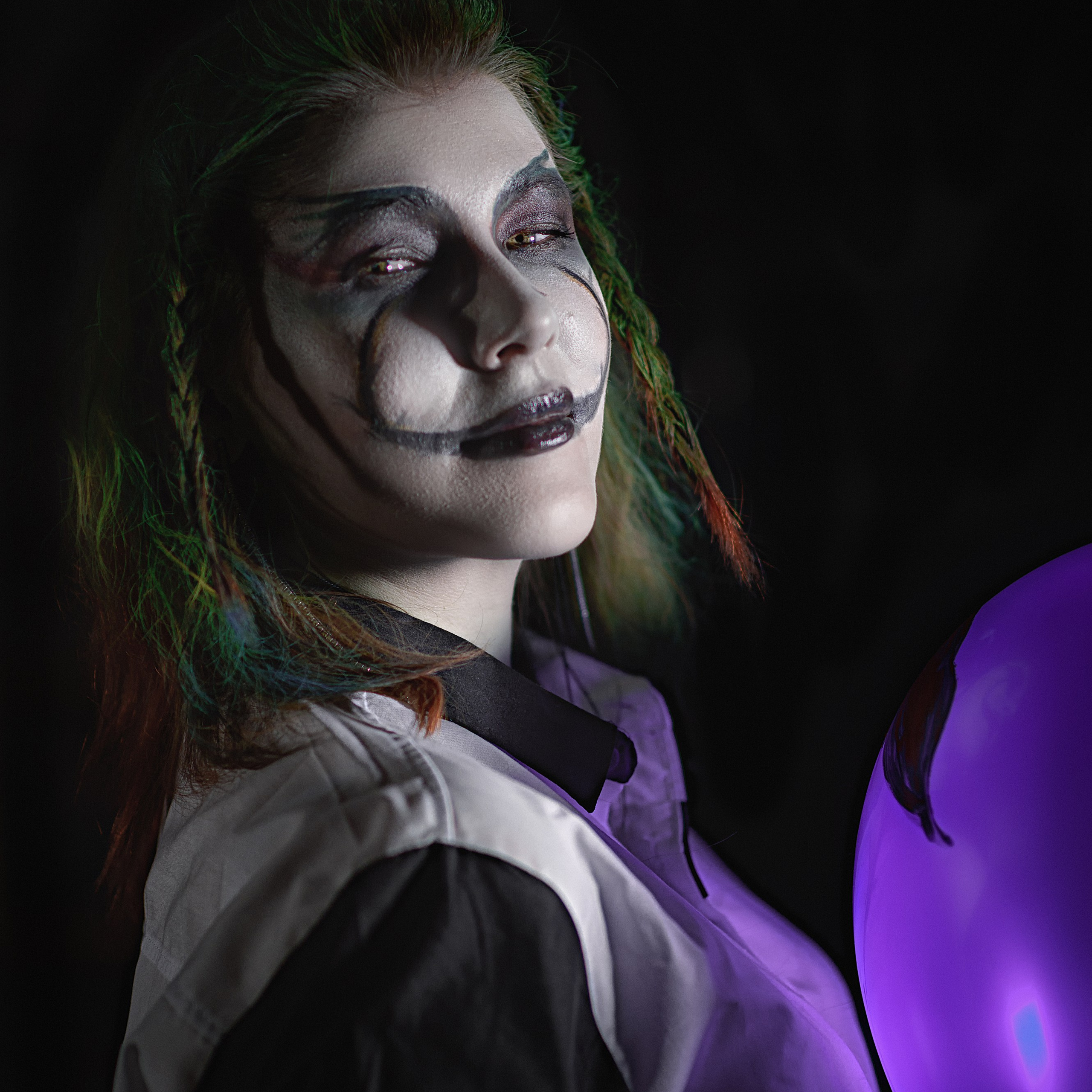 Девушки в гриме с фиолетовым шаром