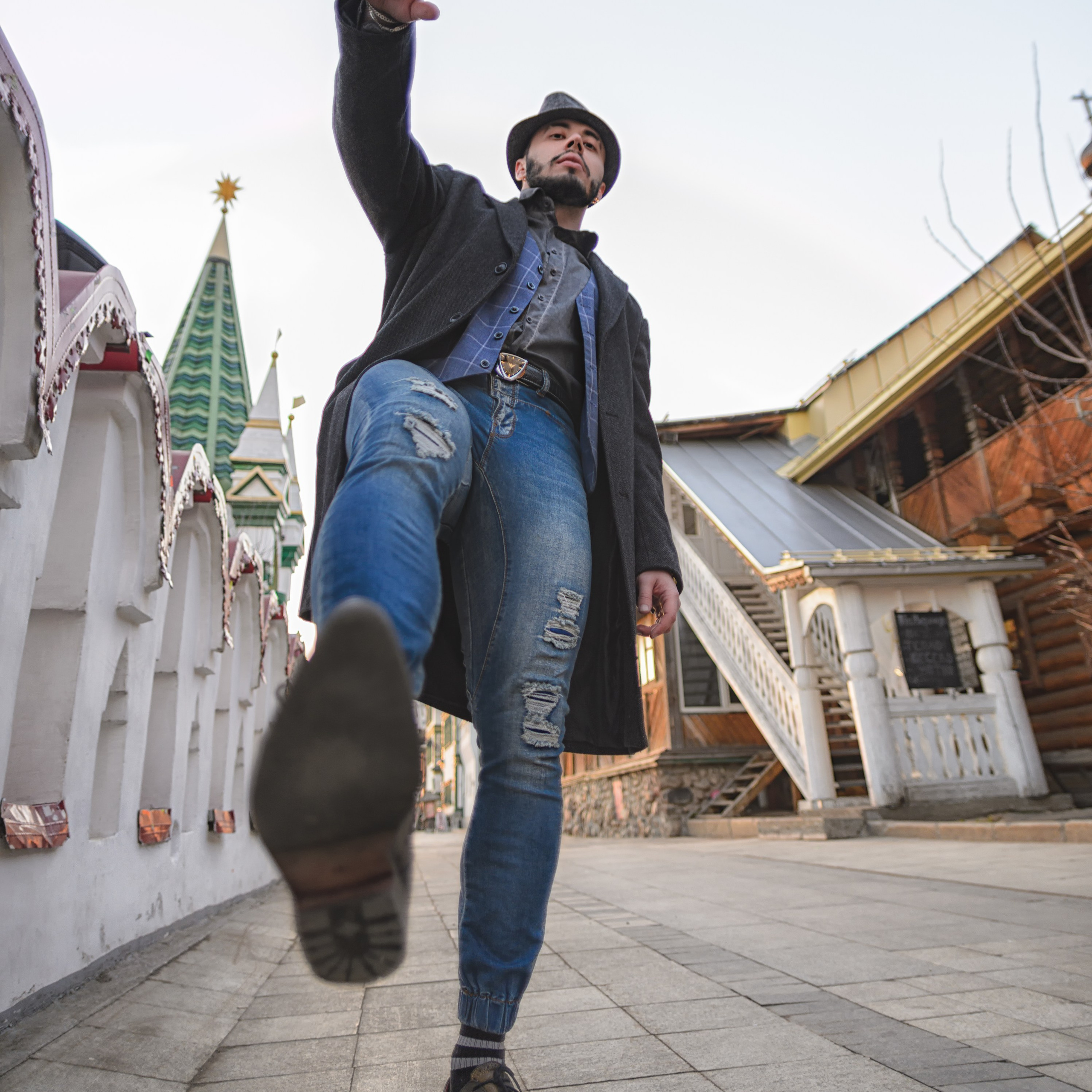 Мужчина пытается раздавить что-то ногой