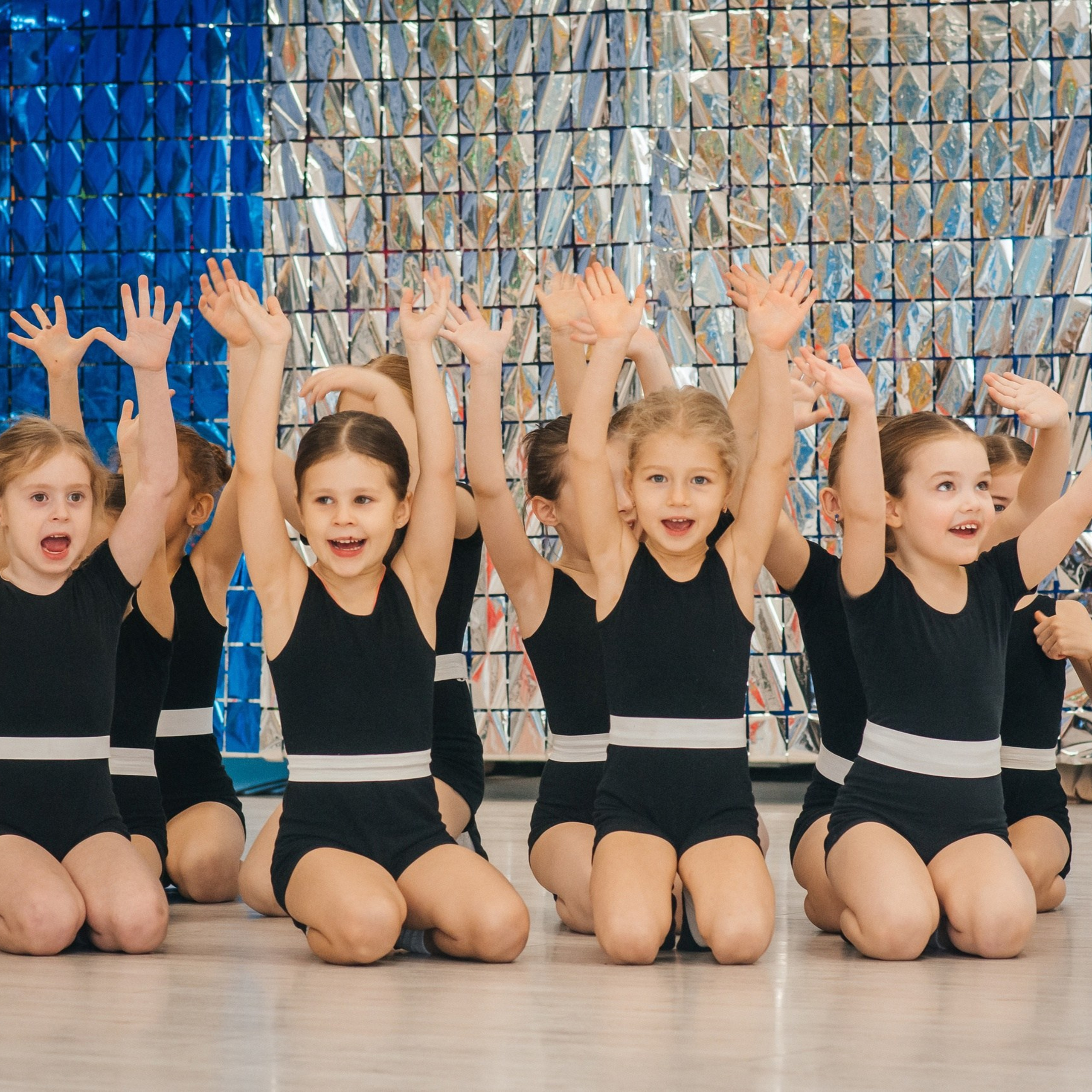 Репетиции групп в зале перед новогодним концертом, декабрь 2023