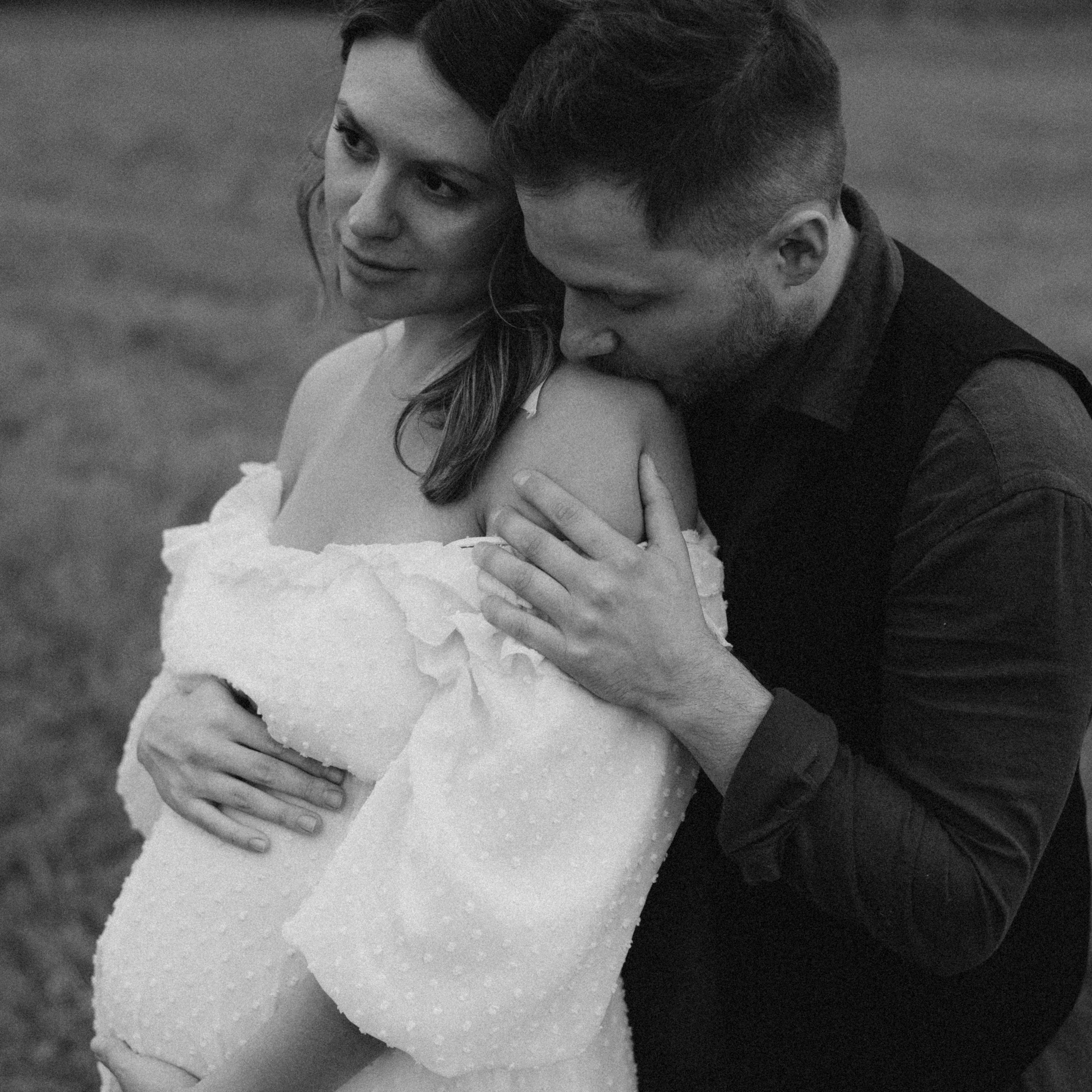 Фотосессия лавстори в поле