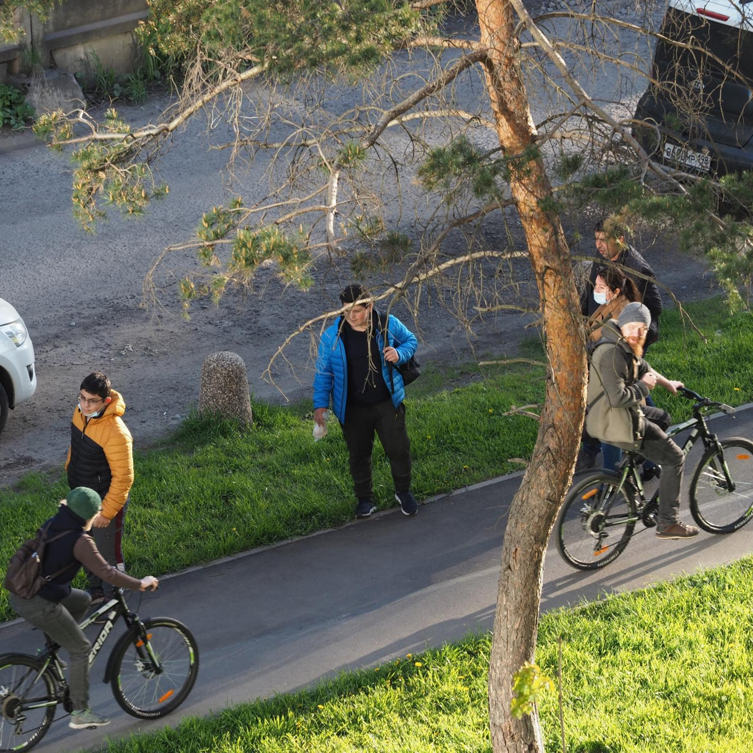 May 23, 2020, Approximately half of the people on the street wear masks; the other half do not.