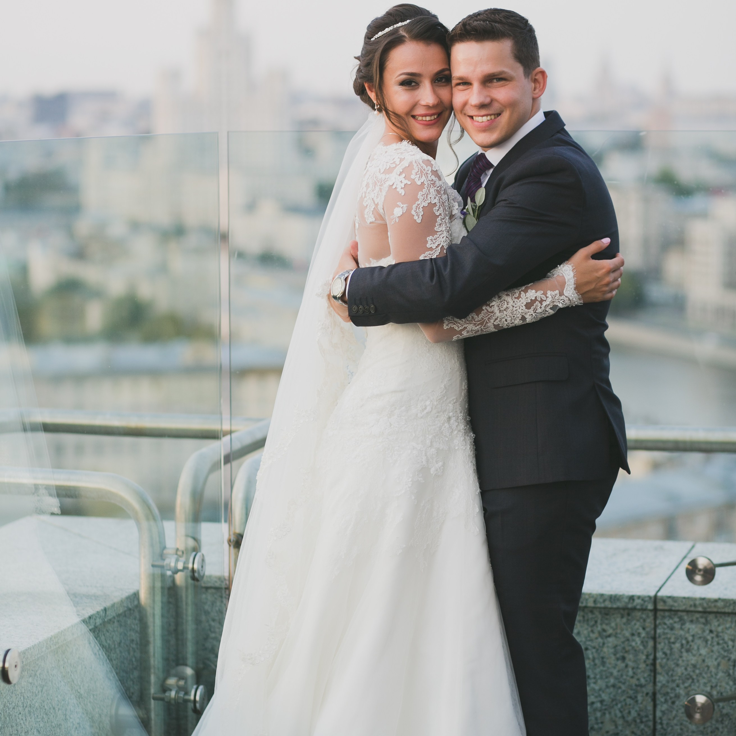 Счастливая пара на свадебной фотосессии от фотографа Павла Короткова, фото и одновременно видео - выгодно и красиво, забронировать свою дату можно на странице сайта