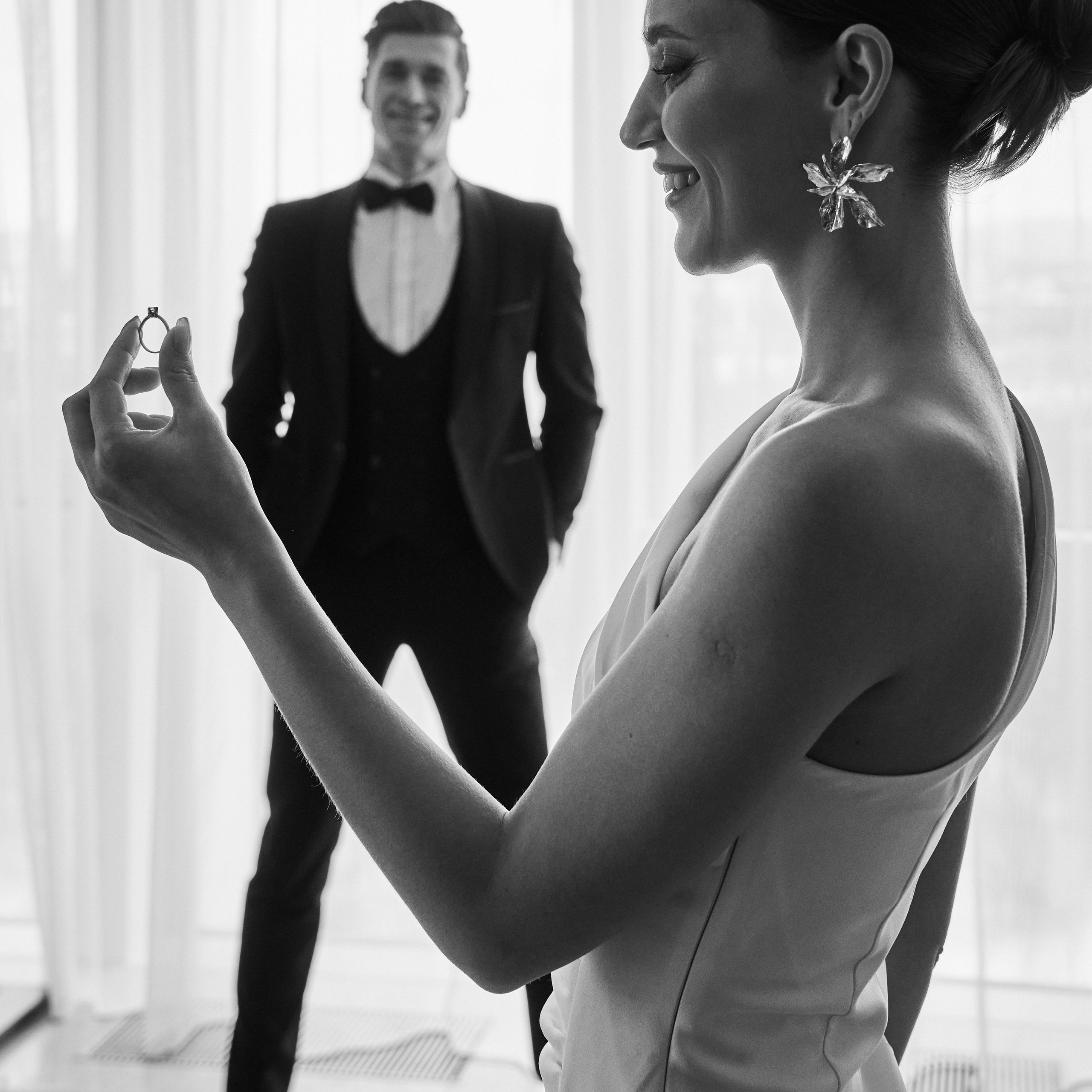 Кадры со свадебной фотосессии от фотографа Павла Короткова, записаться через мессенджер по номеру телефона 8(926)706-36-21. Фото сделано в гостинице до загса на сборах