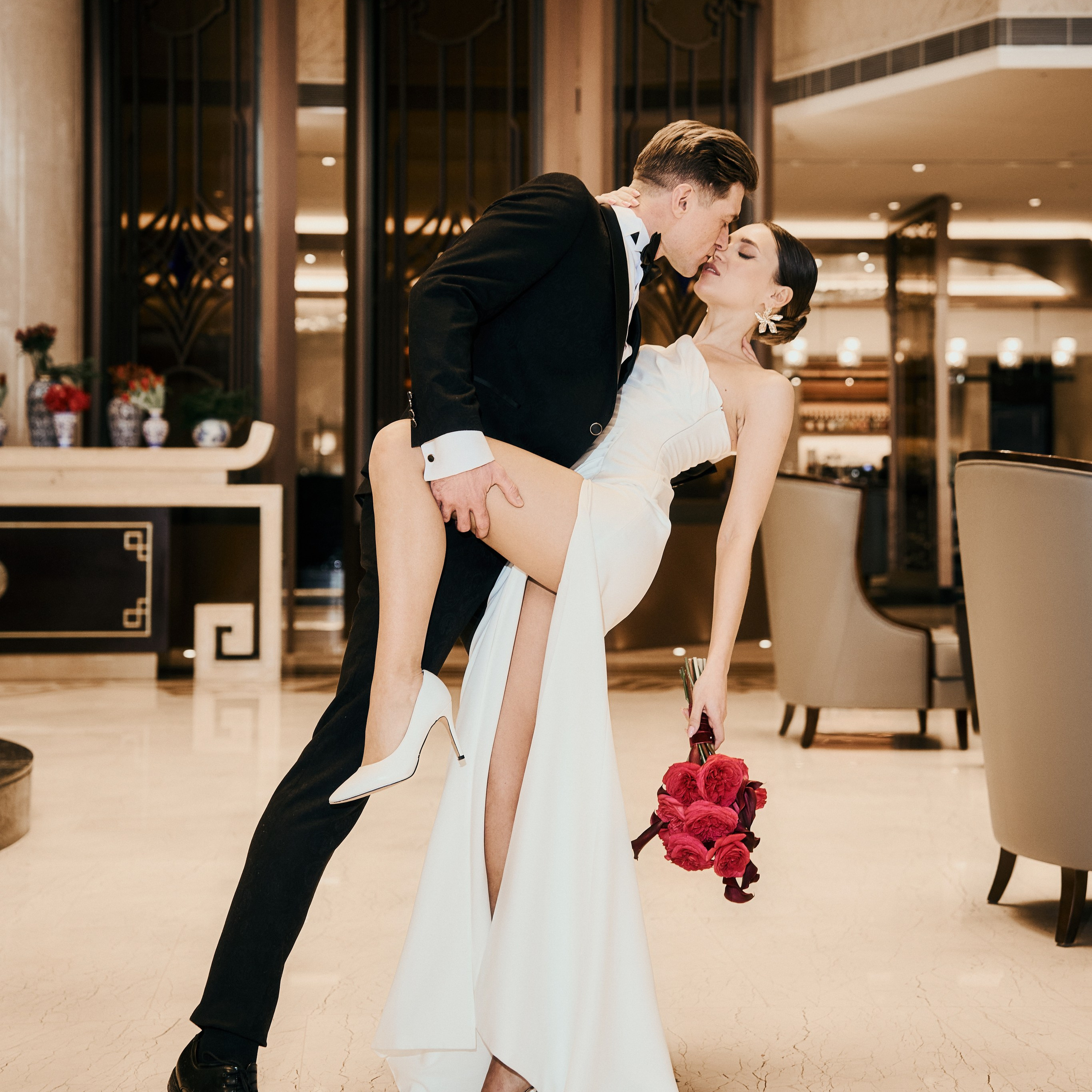 Заказать свадебную фотосессию в Москве и области, начало сборов невесты и жениха проходят в гостинице, что для красивых снимков очень важно