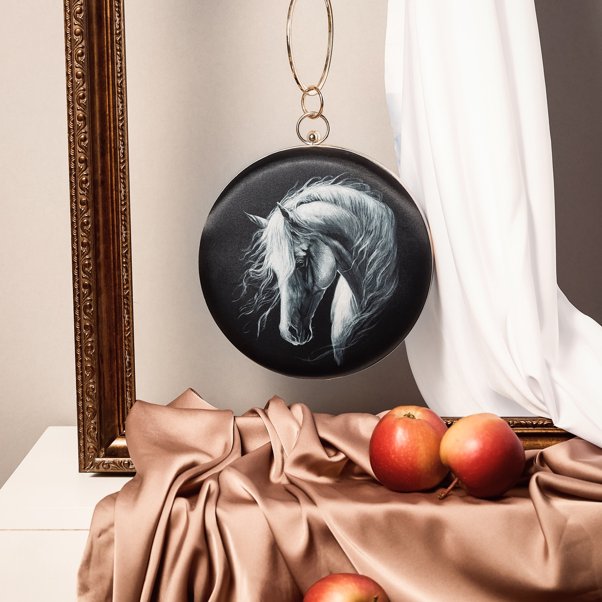 крупный план росписи на сумке, инфографика для карточки товара маркетплейса