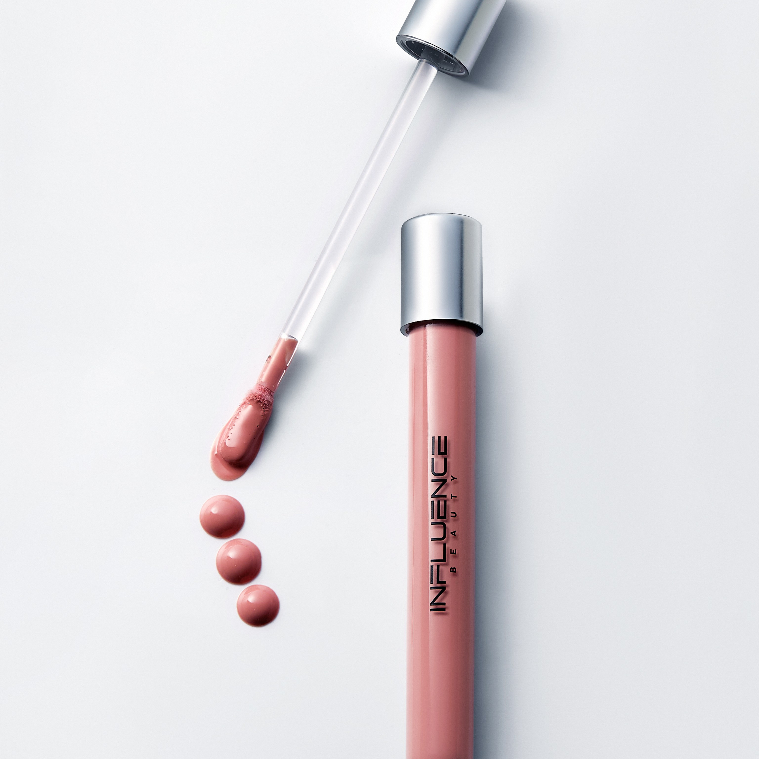 Блеск для губ на белом фоне — фото косметики для маркетплейсов WB/Ozon