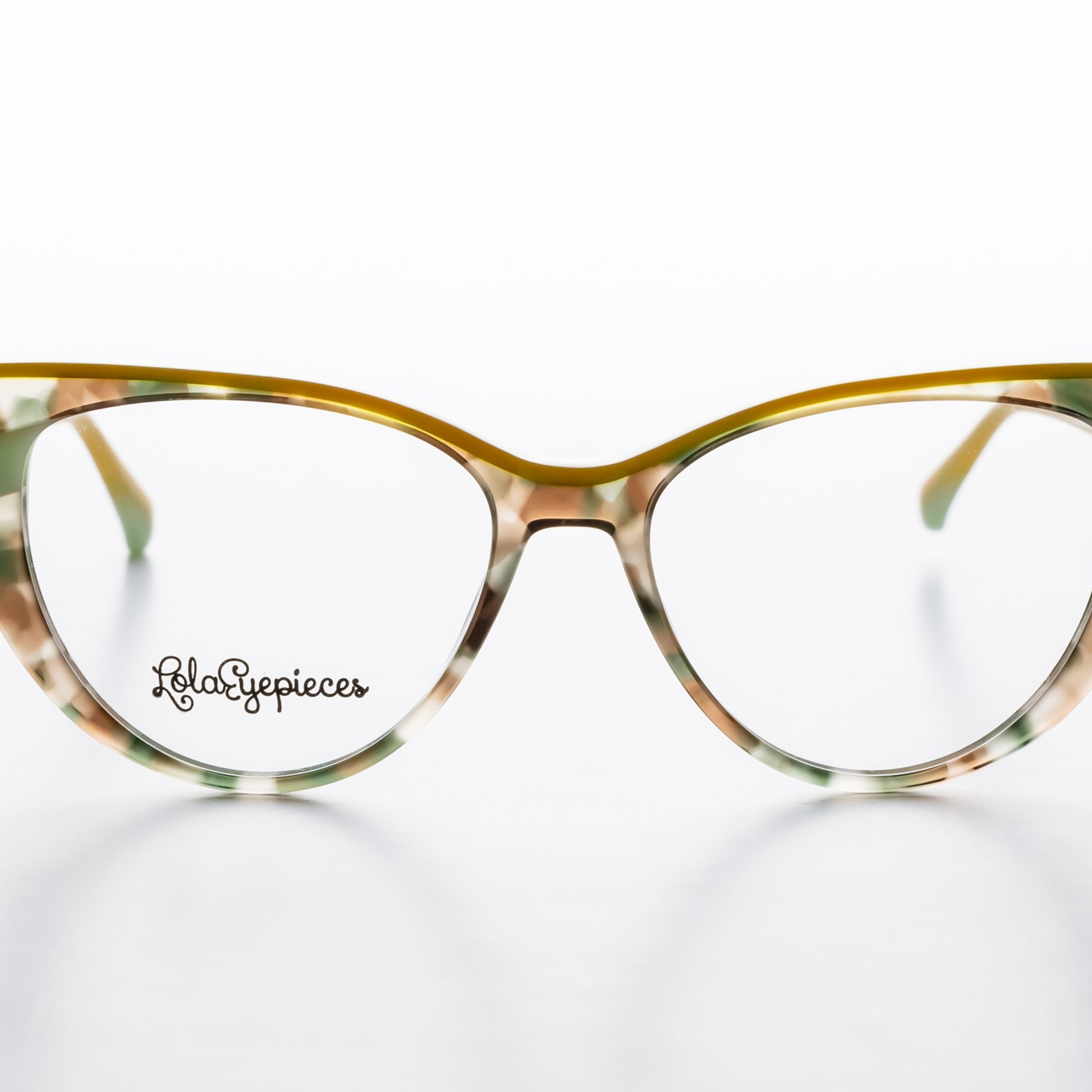 фото прозрачных очков для карточки товара, предметный фотограф, съёмка для WB и Ozon