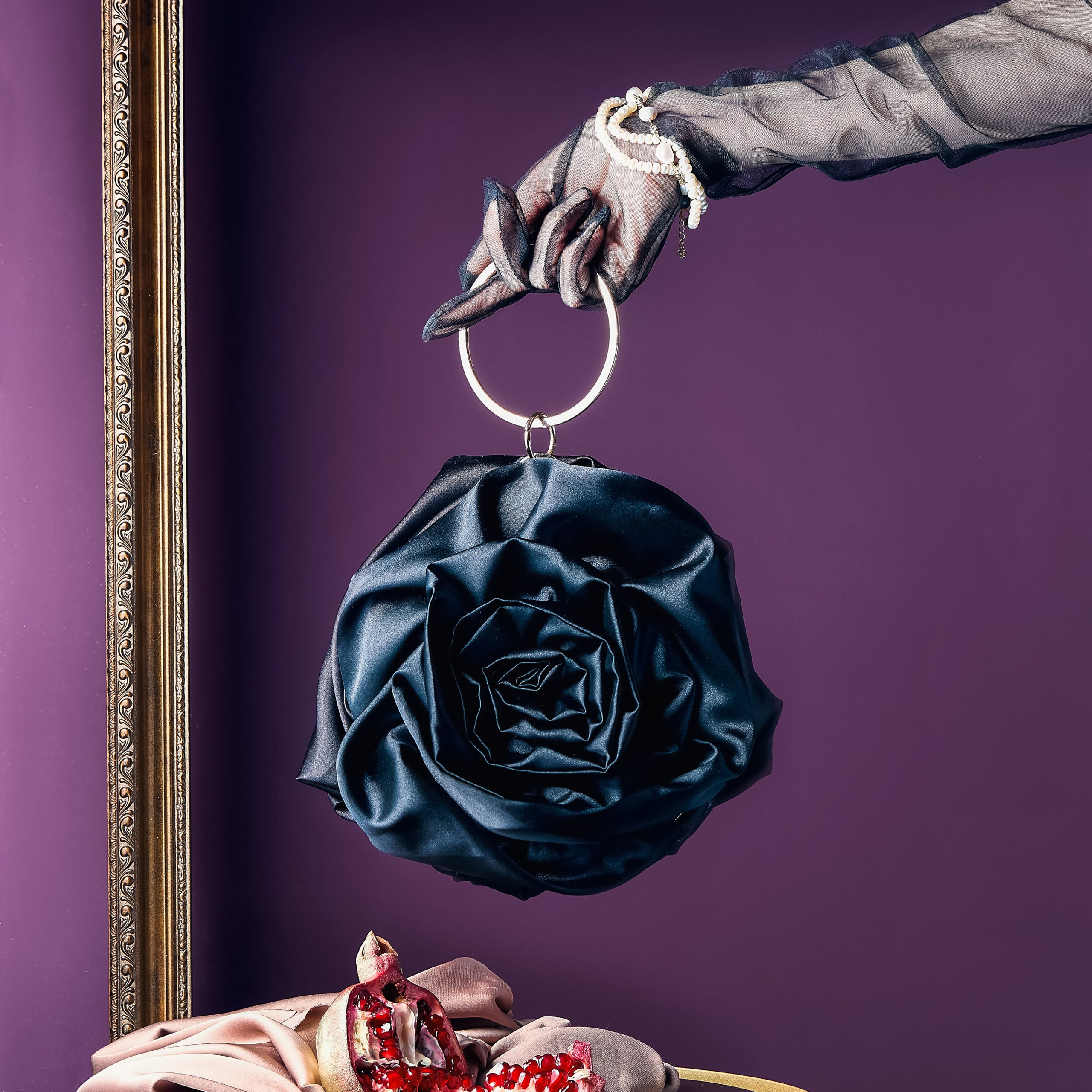 фото сумки на модели, съёмка в студии, карточка товара для WB и Ozon