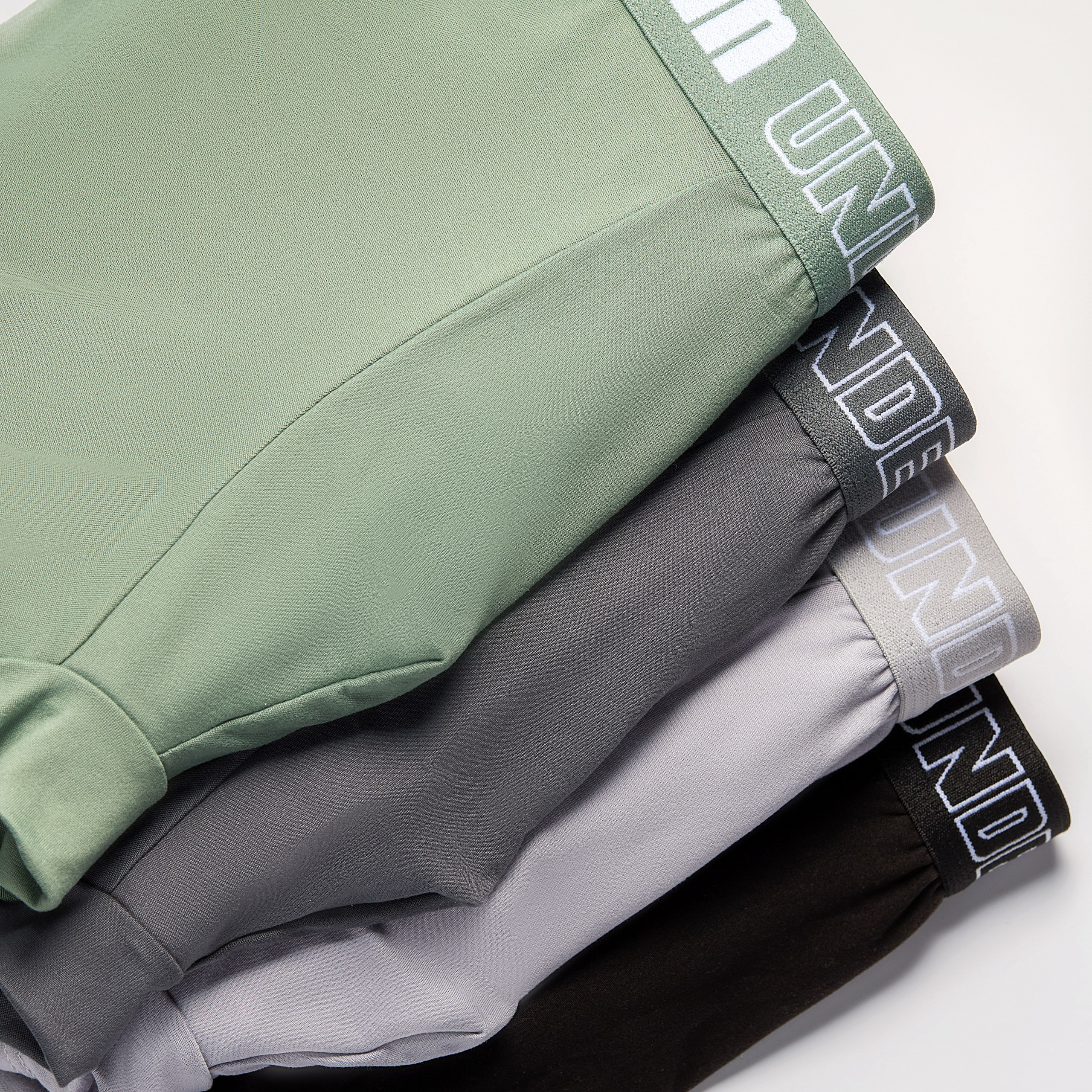 Фото нижнего белья на белом фоне — предметная съёмка