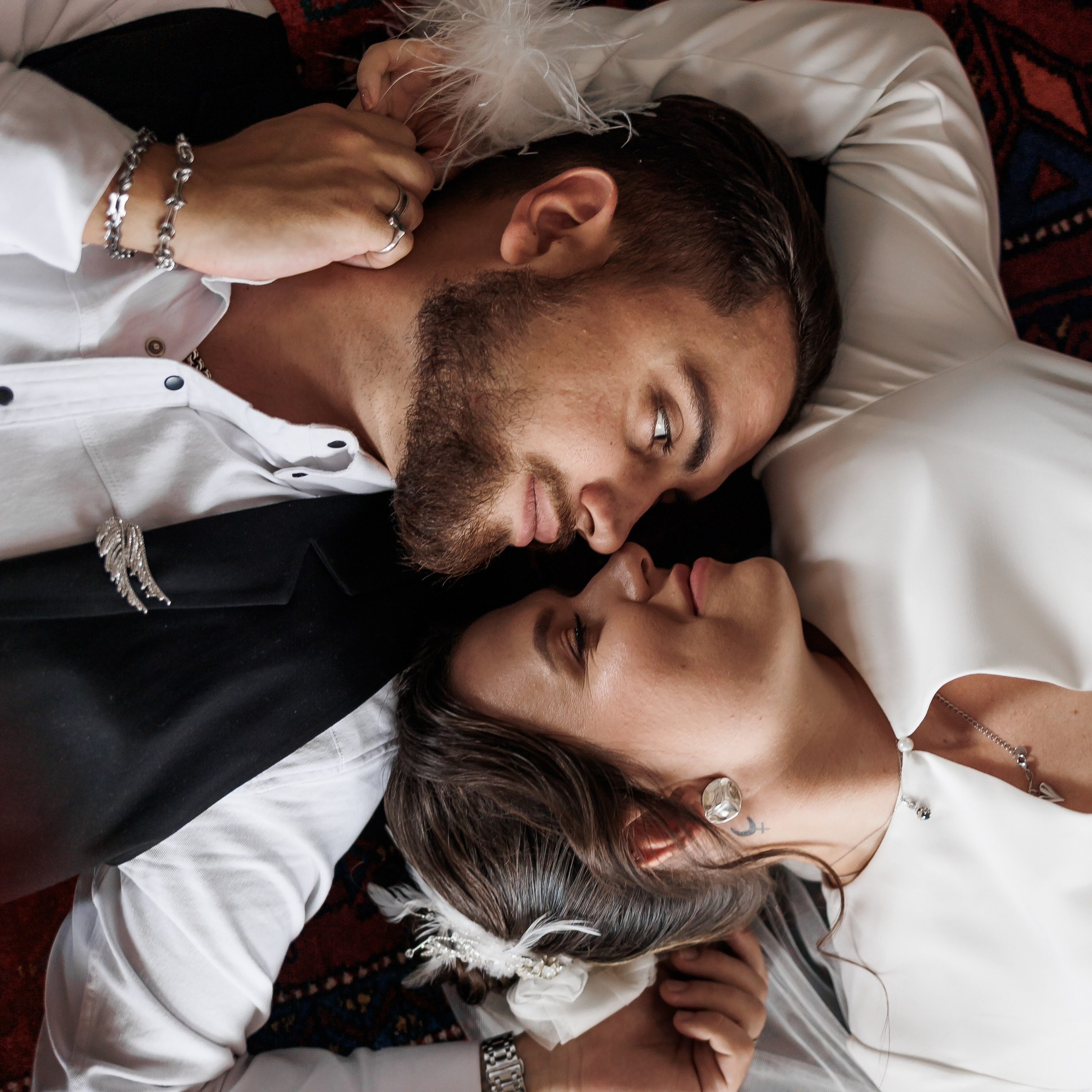 Свадебная фотосессия в квартире-студии «Путешественника»