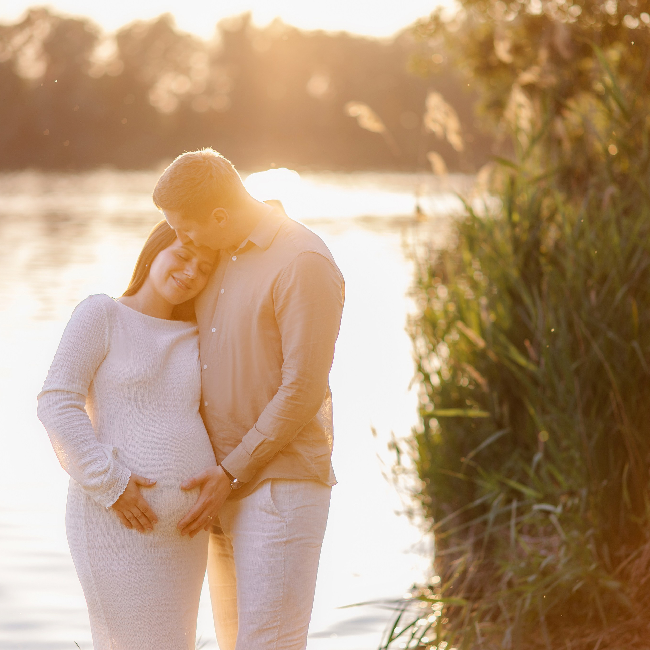 Babybauchshooting bei Sonnenuntergang in München | Schwangerschaftsfotografie Unterföhring & Feringasee