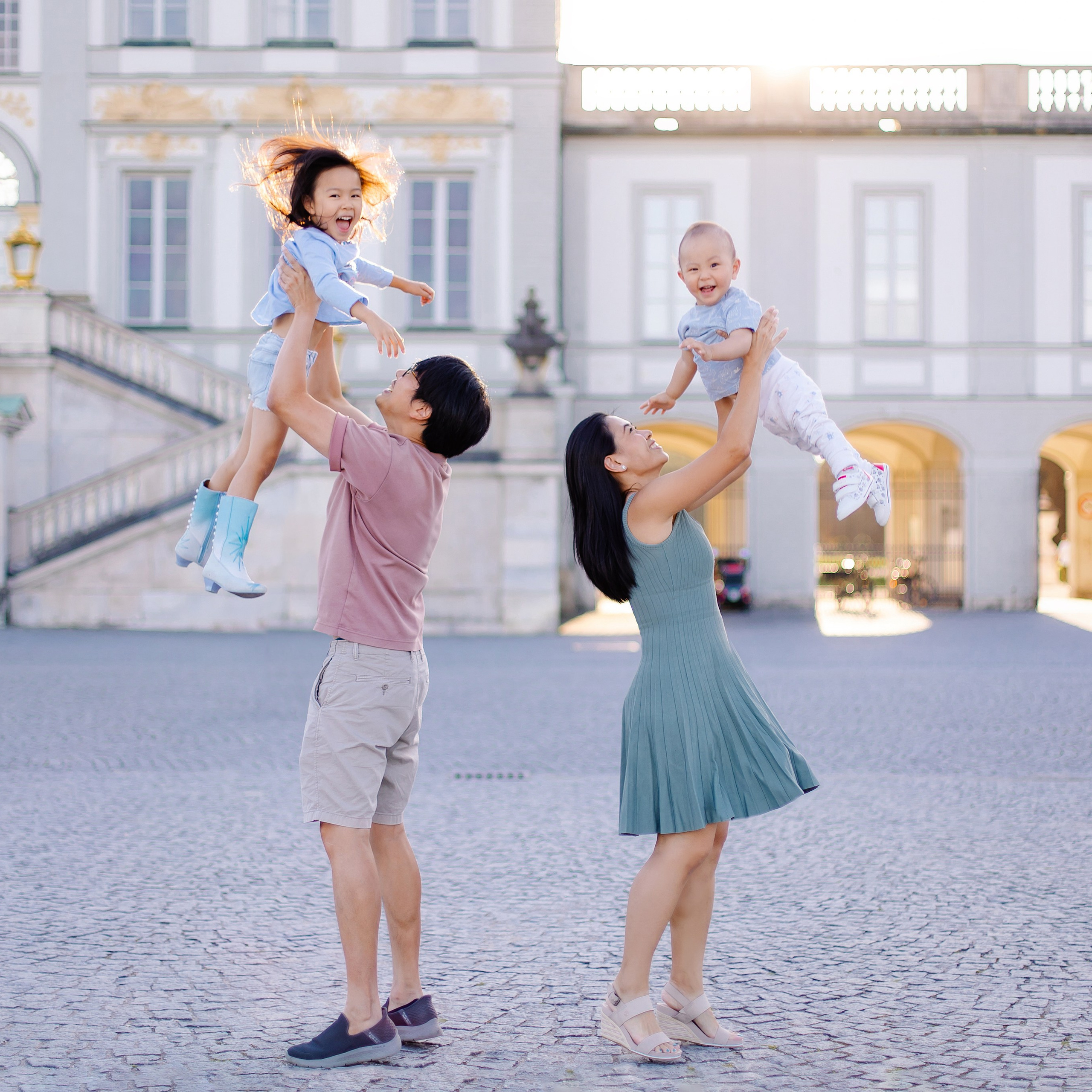 Familienshooting in München – Familienfotos mit Oma und den Liebsten. Fotografin in München Dasha Antipina