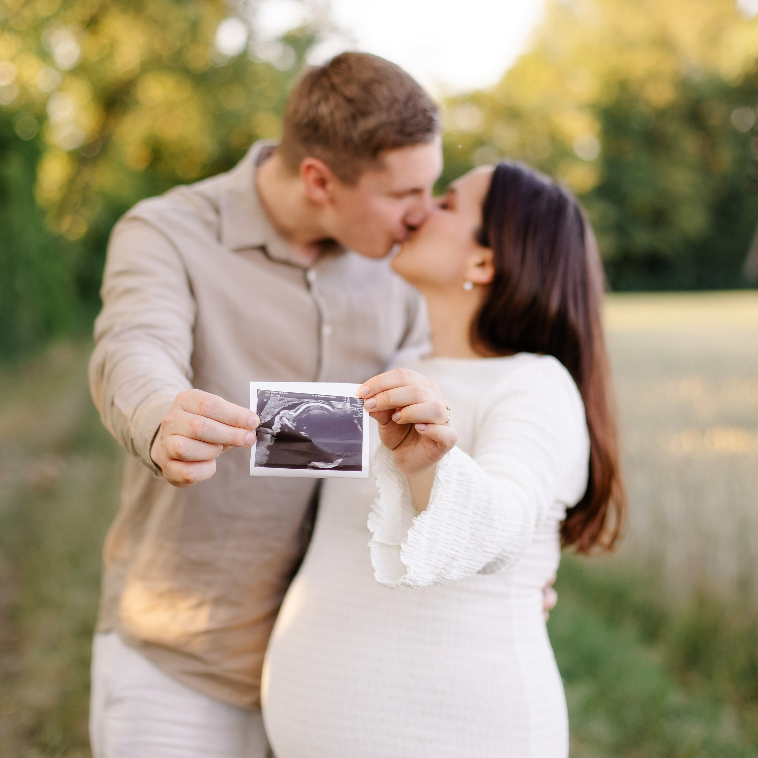Babybauchshooting bei Sonnenuntergang in München | Schwangerschaftsfotografie Unterföhring & Feringasee