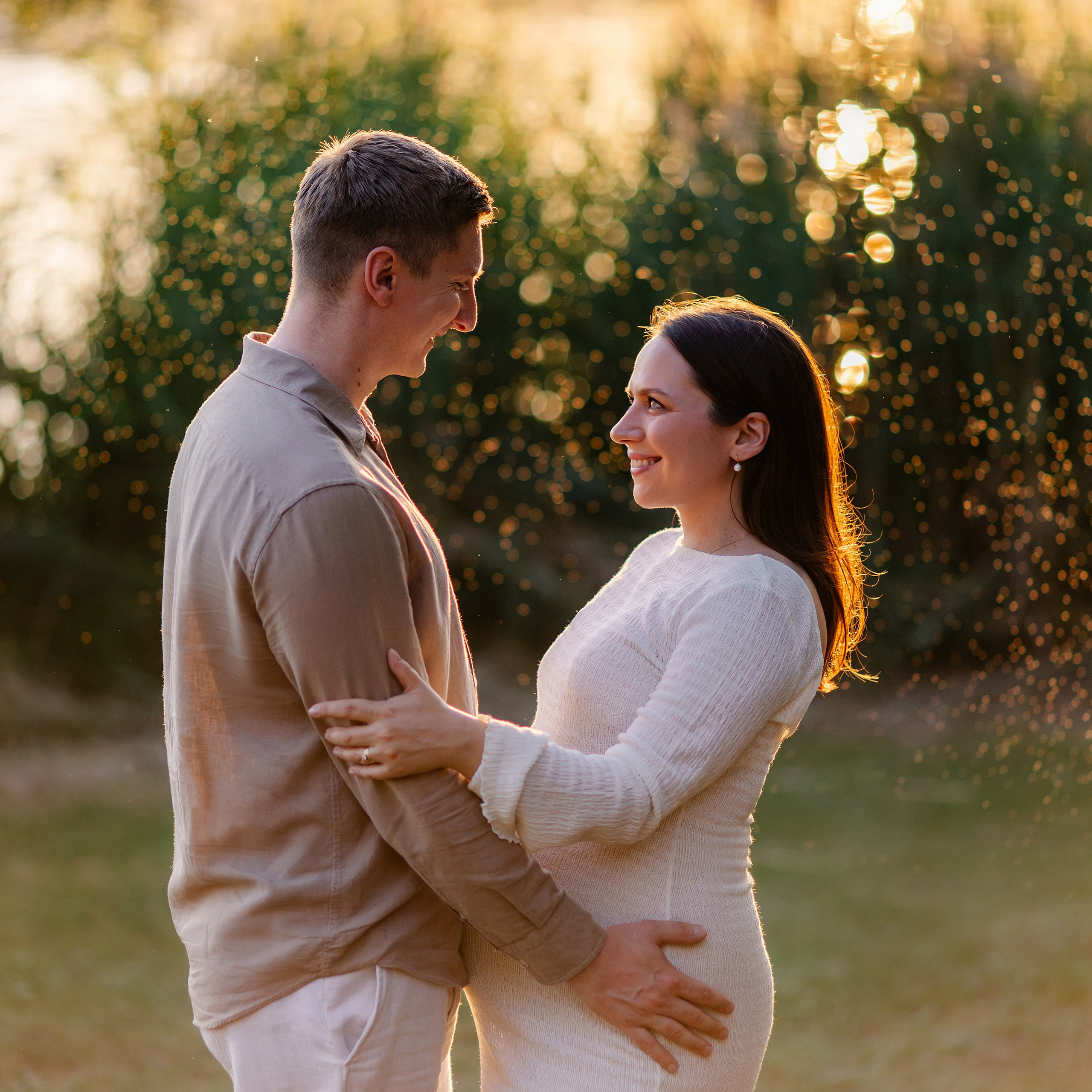 Babybauchshooting bei Sonnenuntergang in München | Schwangerschaftsfotografie Unterföhring & Feringasee