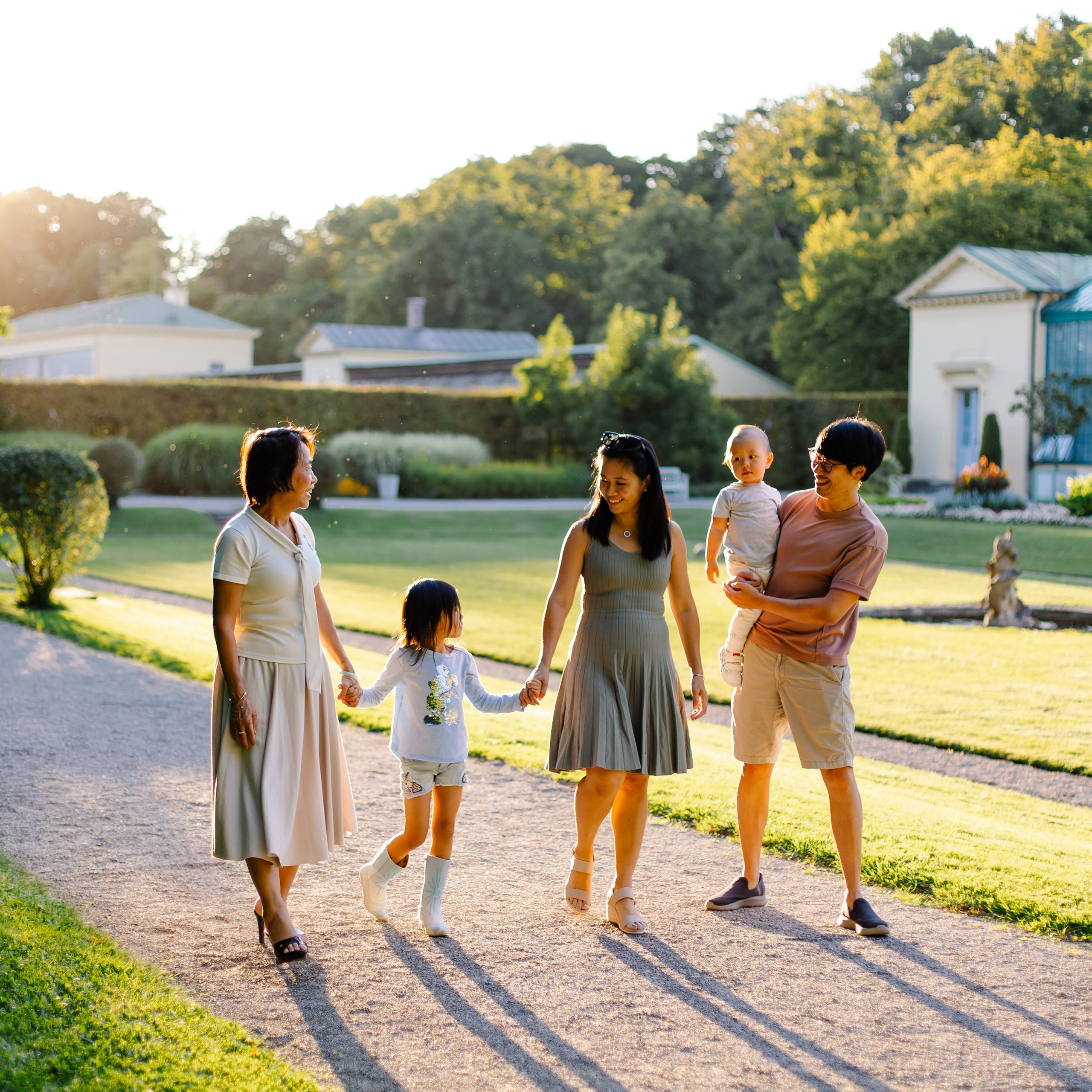 Familienshooting in München – Familienfotos mit Oma und den Liebsten. Fotografin in München Dasha Antipina
