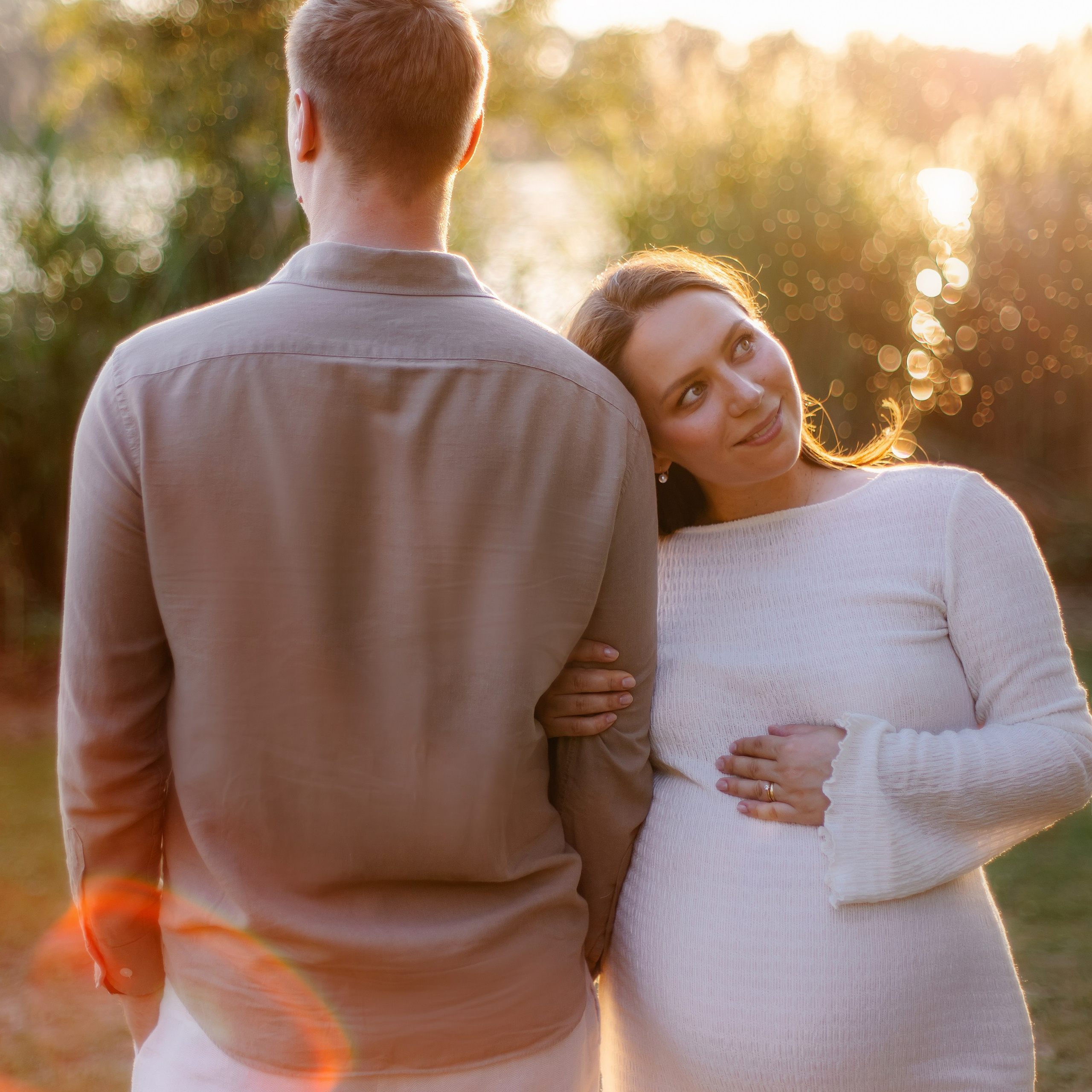 Babybauchshooting bei Sonnenuntergang in München | Schwangerschaftsfotografie Unterföhring & Feringasee