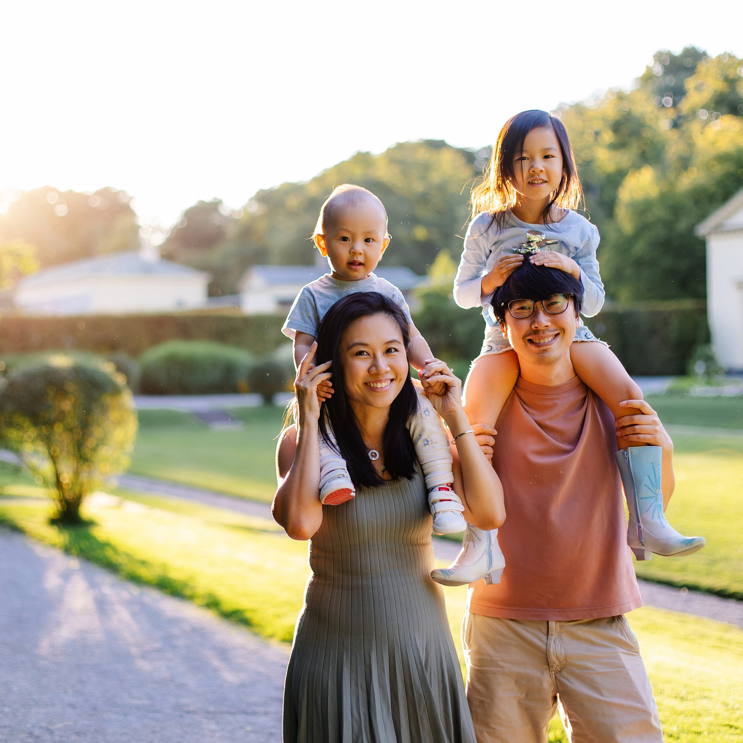 Familienshooting in München – Familienfotos mit Oma und den Liebsten. Fotografin in München Dasha Antipina