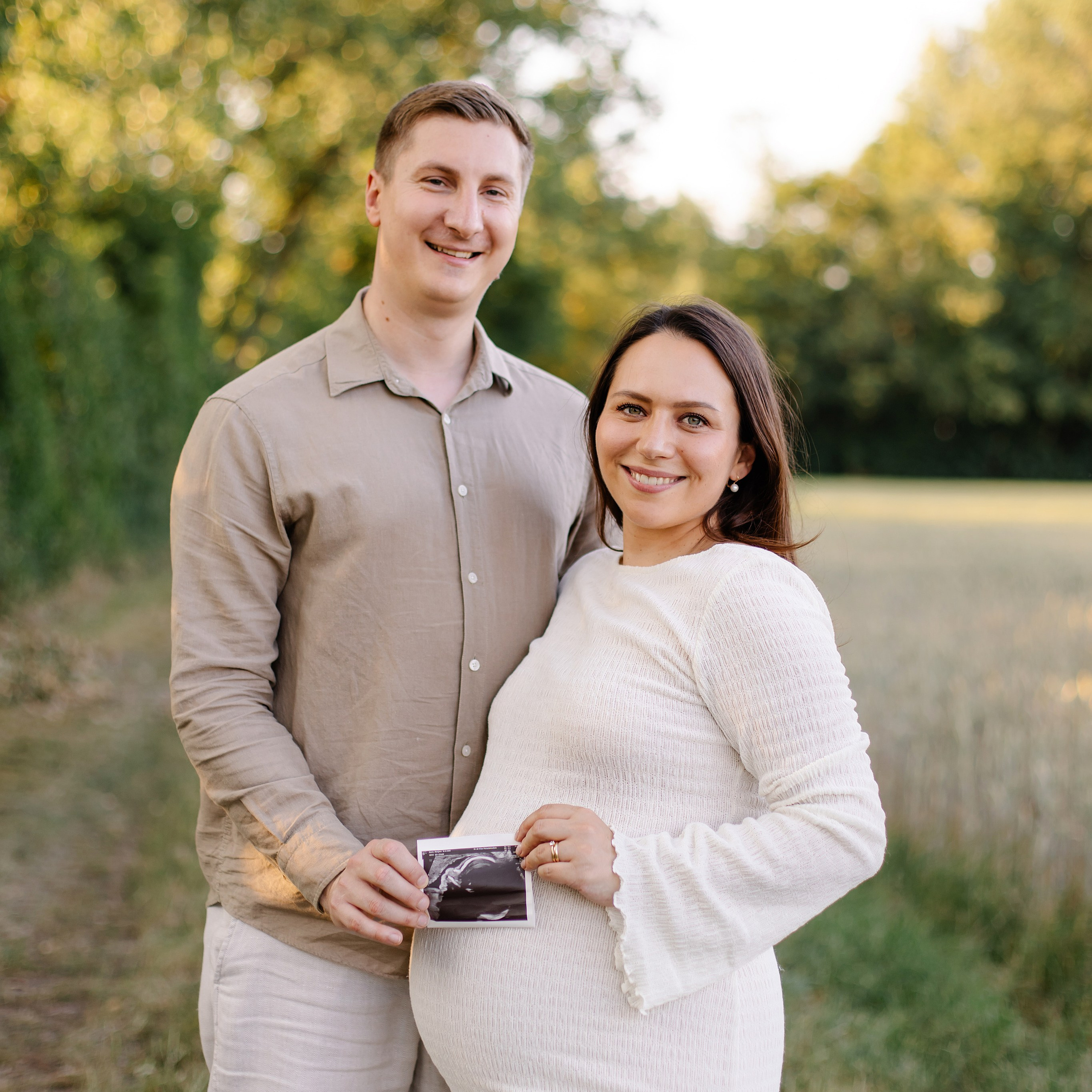 Babybauchshooting bei Sonnenuntergang in München | Schwangerschaftsfotografie Unterföhring & Feringasee