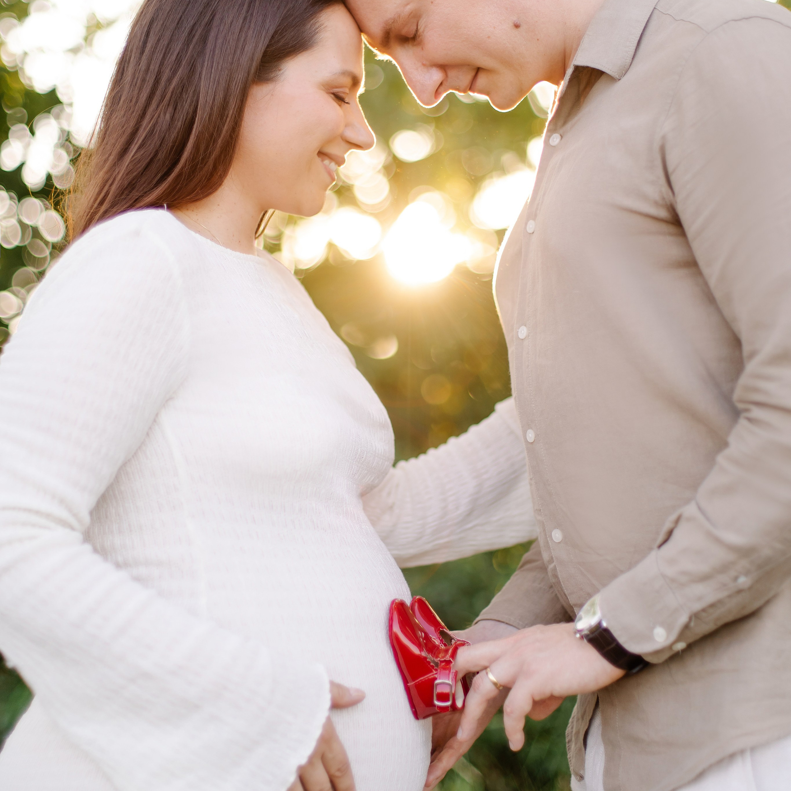 Babybauchshooting bei Sonnenuntergang in München | Schwangerschaftsfotografie Unterföhring & Feringasee
