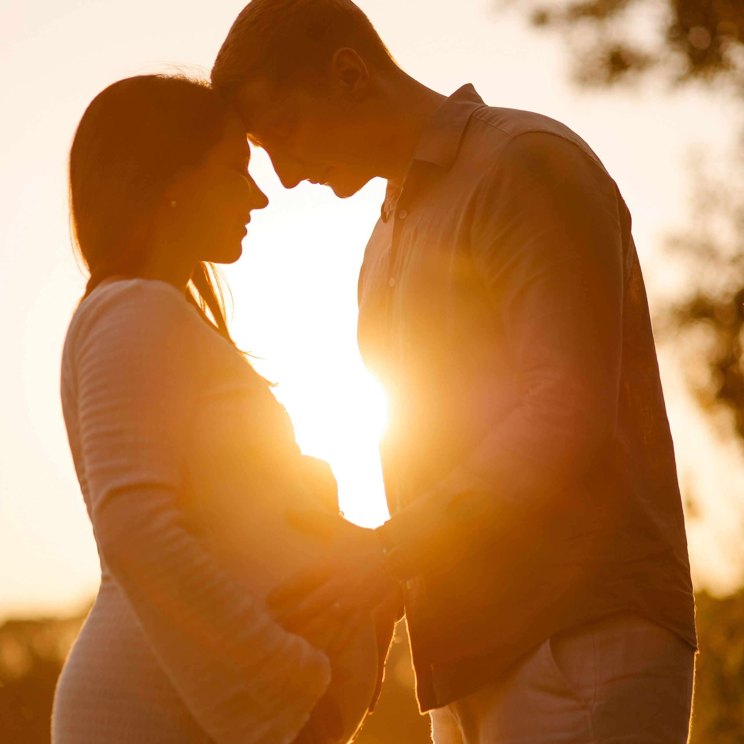 Babybauchshooting bei Sonnenuntergang in München | Schwangerschaftsfotografie Unterföhring & Feringasee