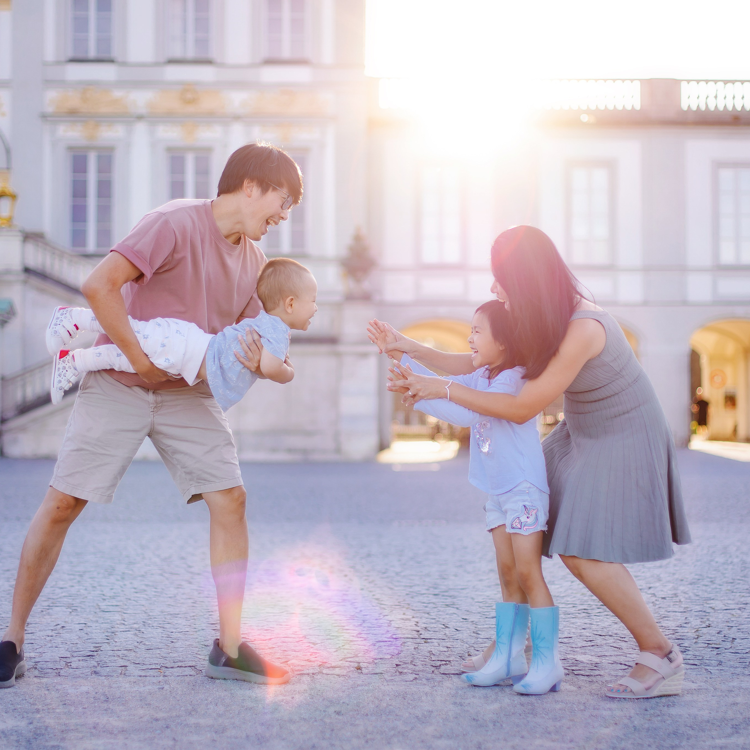 Familienshooting in München – Familienfotos mit Oma und den Liebsten. Fotografin in München Dasha Antipina