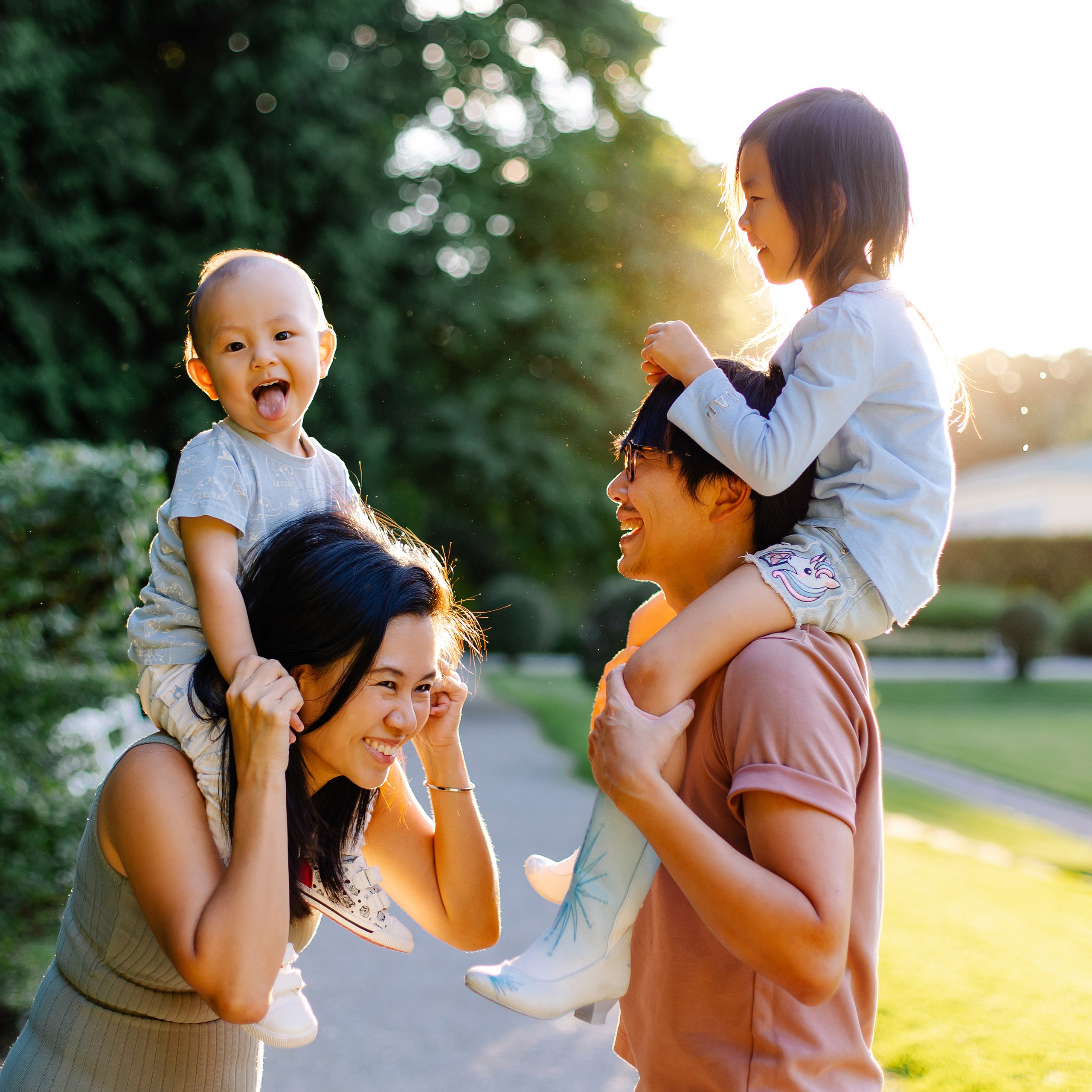 Familienshooting in München – Familienfotos mit Oma und den Liebsten. Fotografin in München Dasha Antipina
