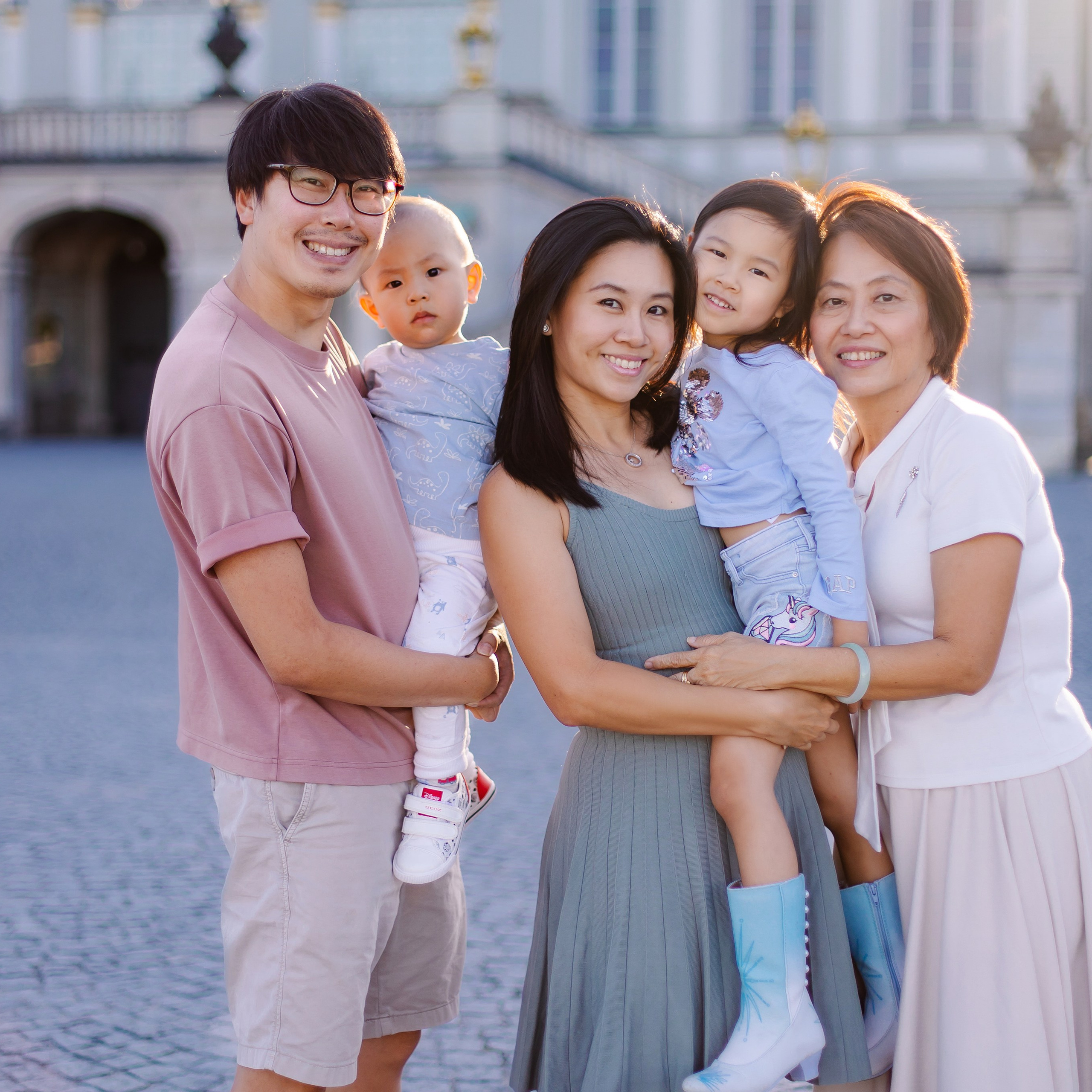 Familienshooting in München – Familienfotos mit Oma und den Liebsten. Fotografin in München Dasha Antipina