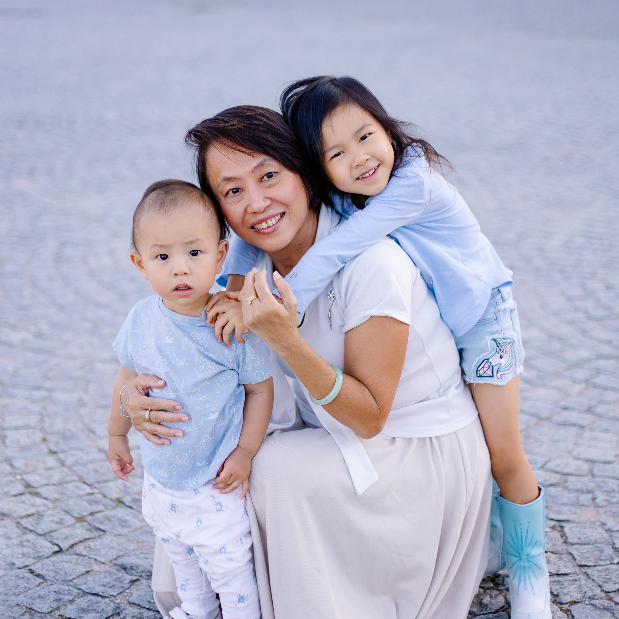 Familienshooting in München – Familienfotos mit Oma und den Liebsten. Fotografin in München Dasha Antipina