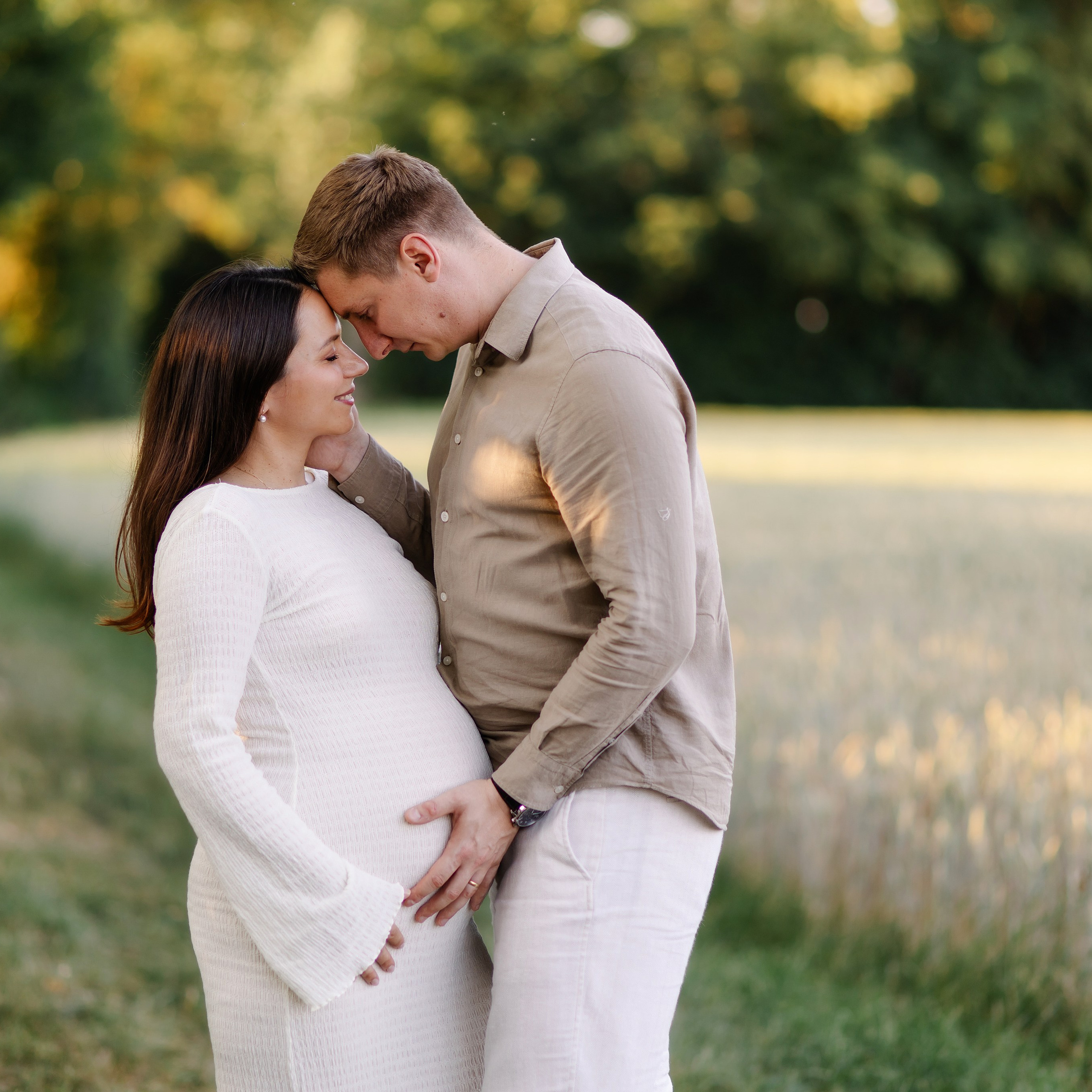 Babybauchshooting bei Sonnenuntergang in München | Schwangerschaftsfotografie Unterföhring & Feringasee