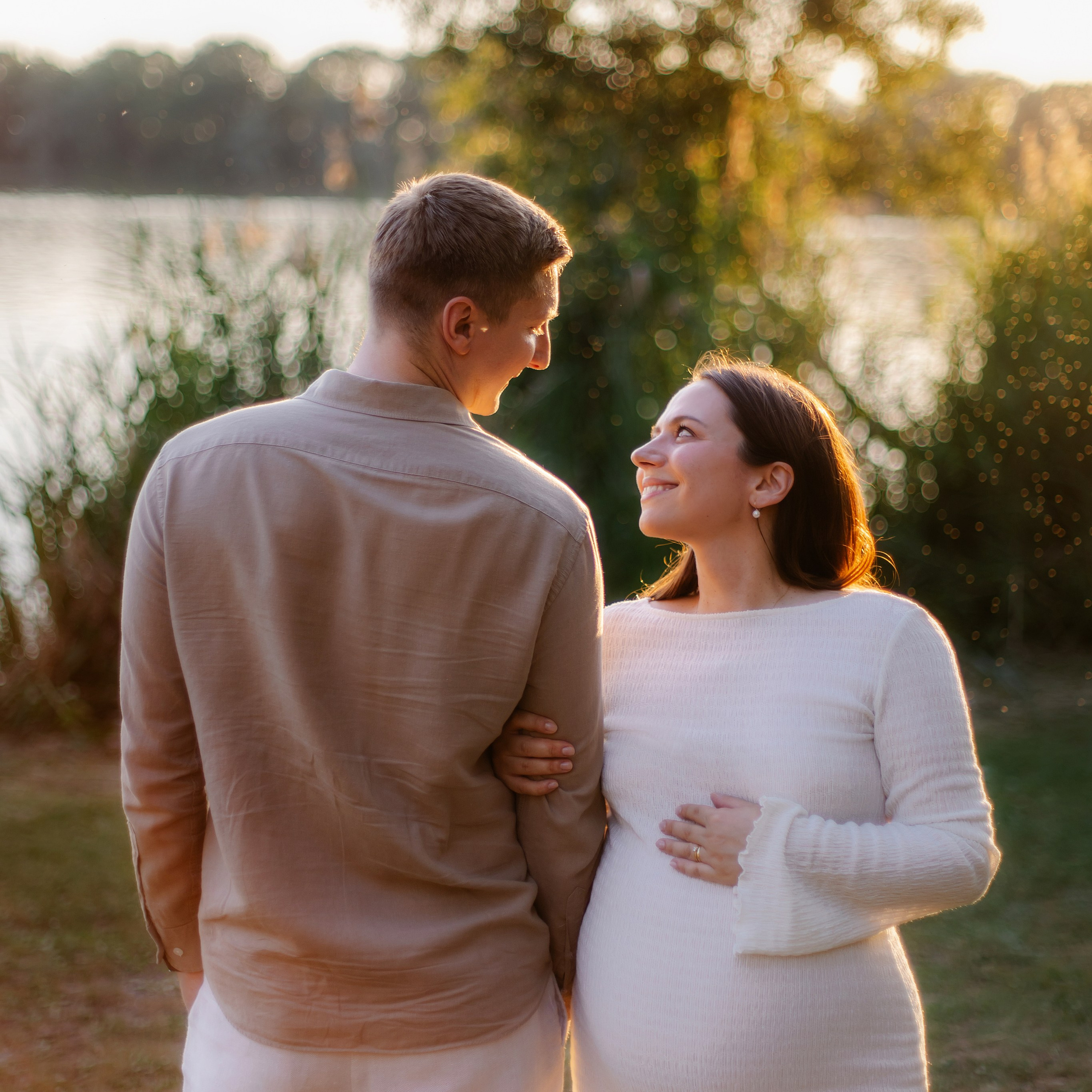 Babybauchshooting bei Sonnenuntergang in München | Schwangerschaftsfotografie Unterföhring & Feringasee