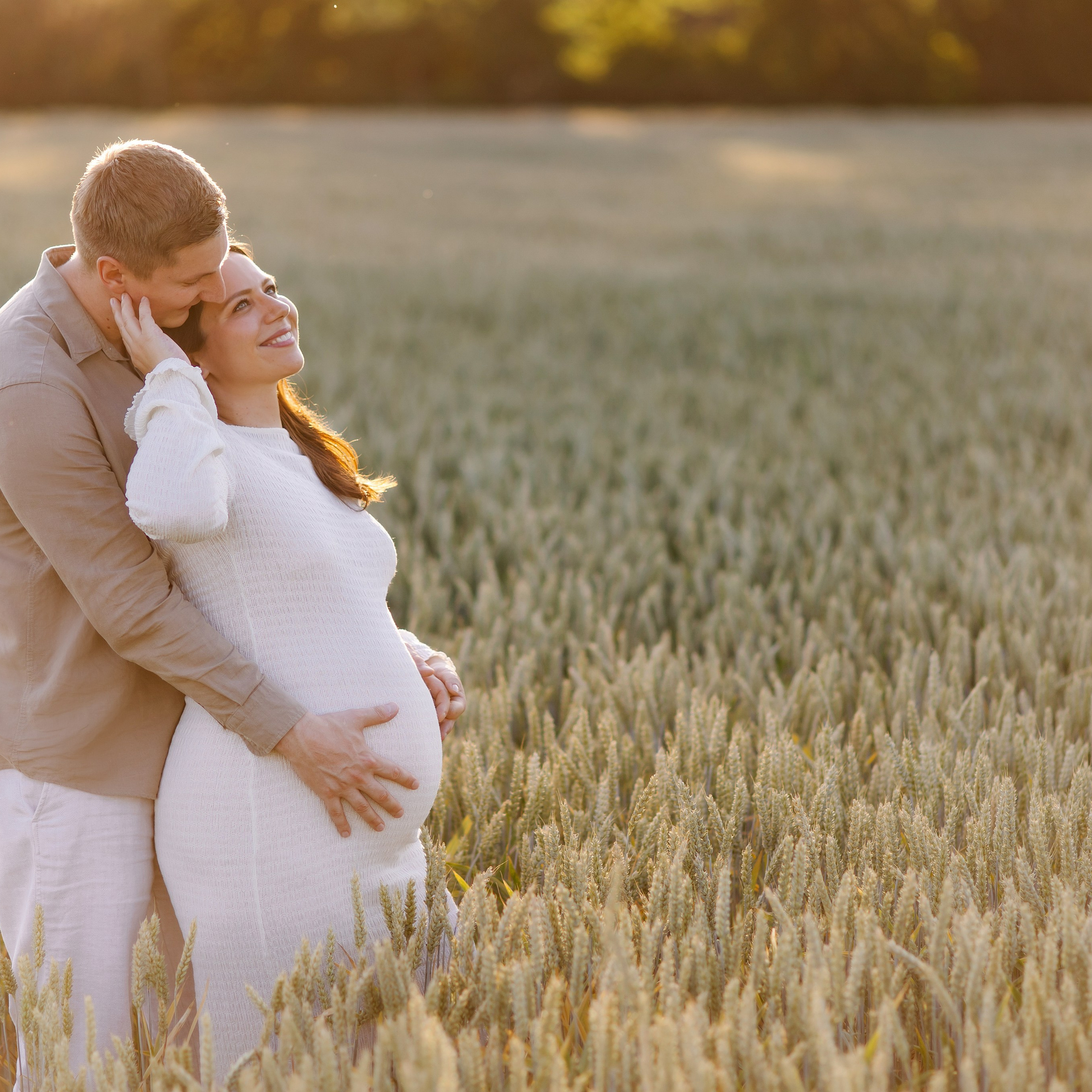 Babybauchshooting bei Sonnenuntergang in München | Schwangerschaftsfotografie Unterföhring & Feringasee