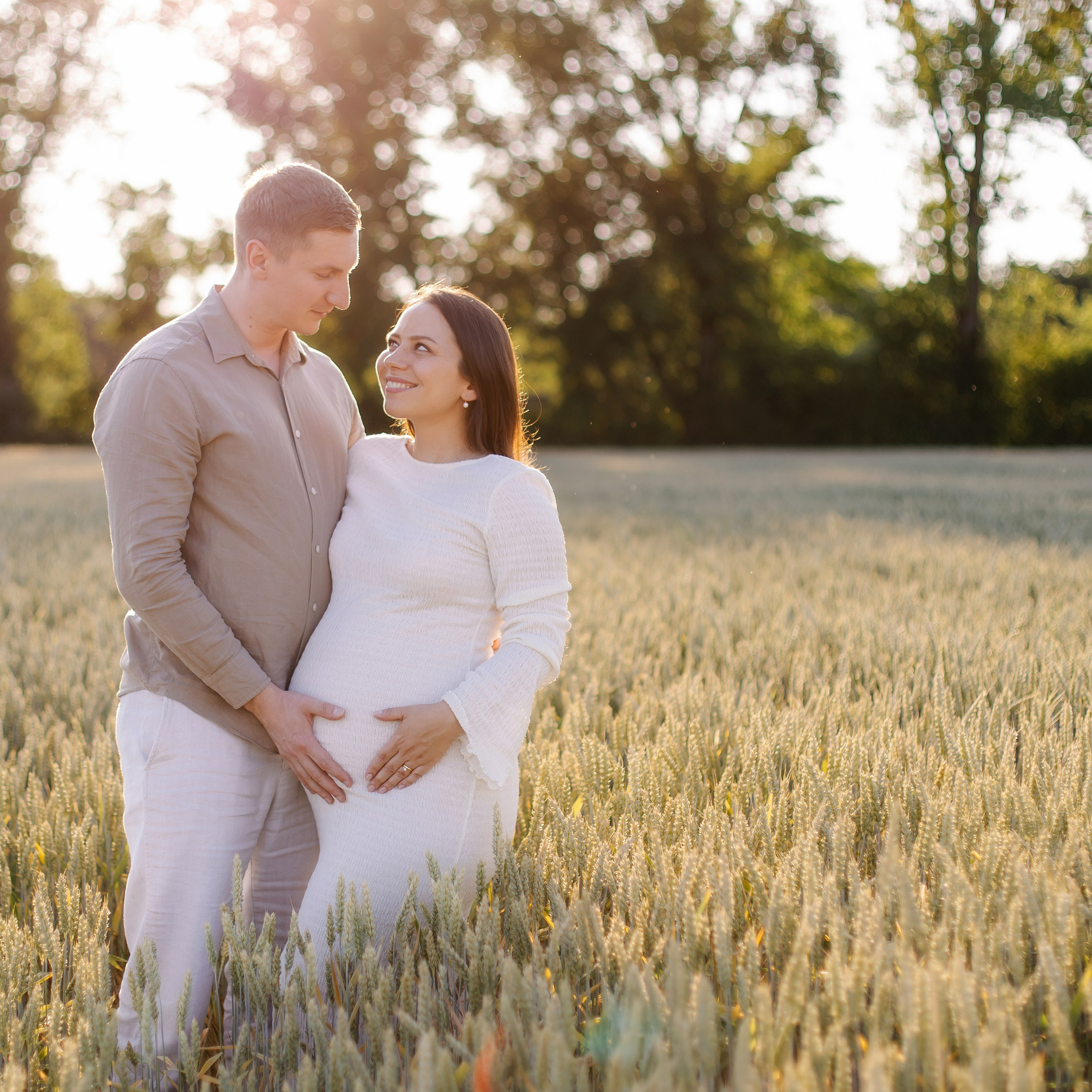 Babybauchshooting bei Sonnenuntergang in München | Schwangerschaftsfotografie Unterföhring & Feringasee