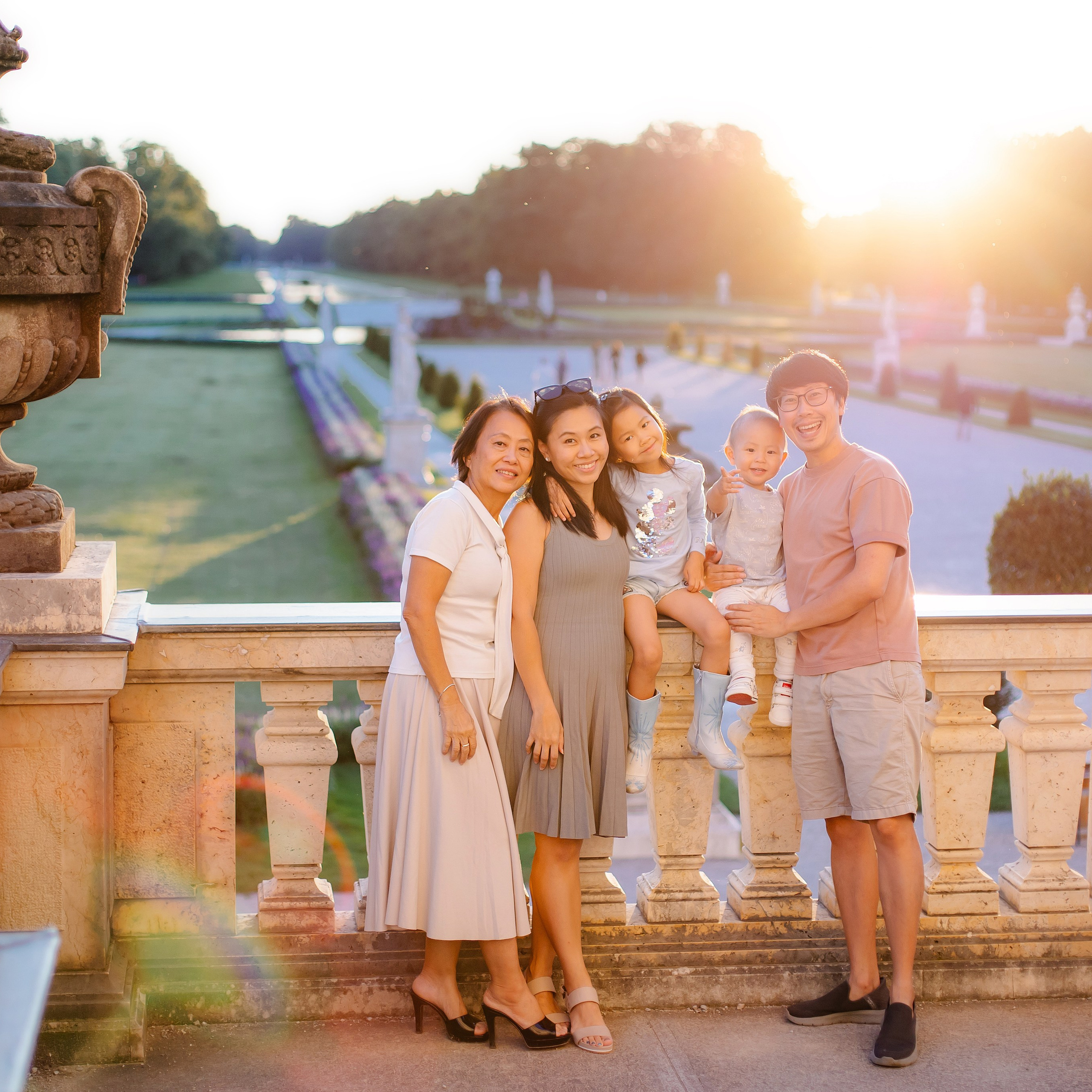 Familienshooting in München – Familienfotos mit Oma und den Liebsten. Fotografin in München Dasha Antipina