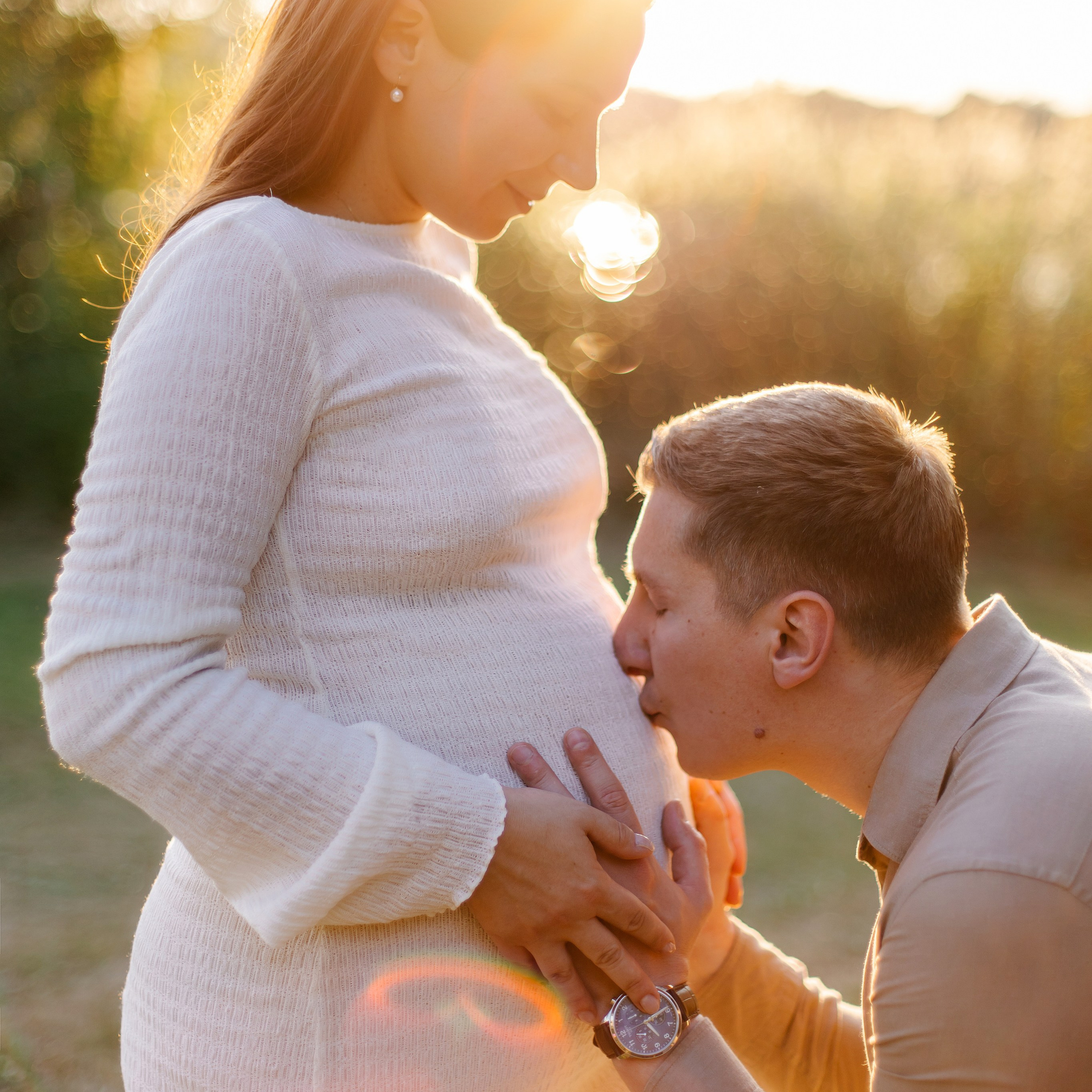 Babybauchshooting bei Sonnenuntergang in München | Schwangerschaftsfotografie Unterföhring & Feringasee