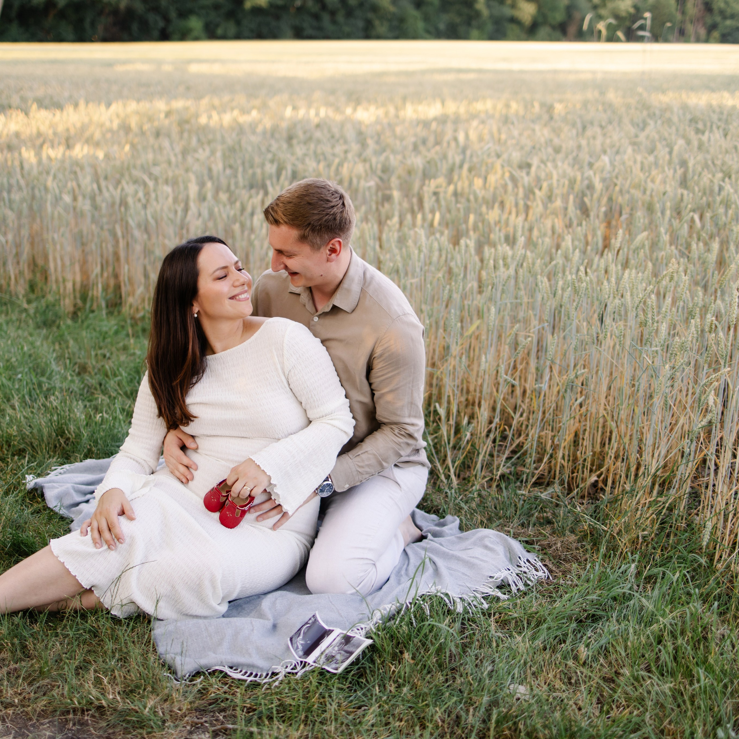 Babybauchshooting bei Sonnenuntergang in München | Schwangerschaftsfotografie Unterföhring & Feringasee