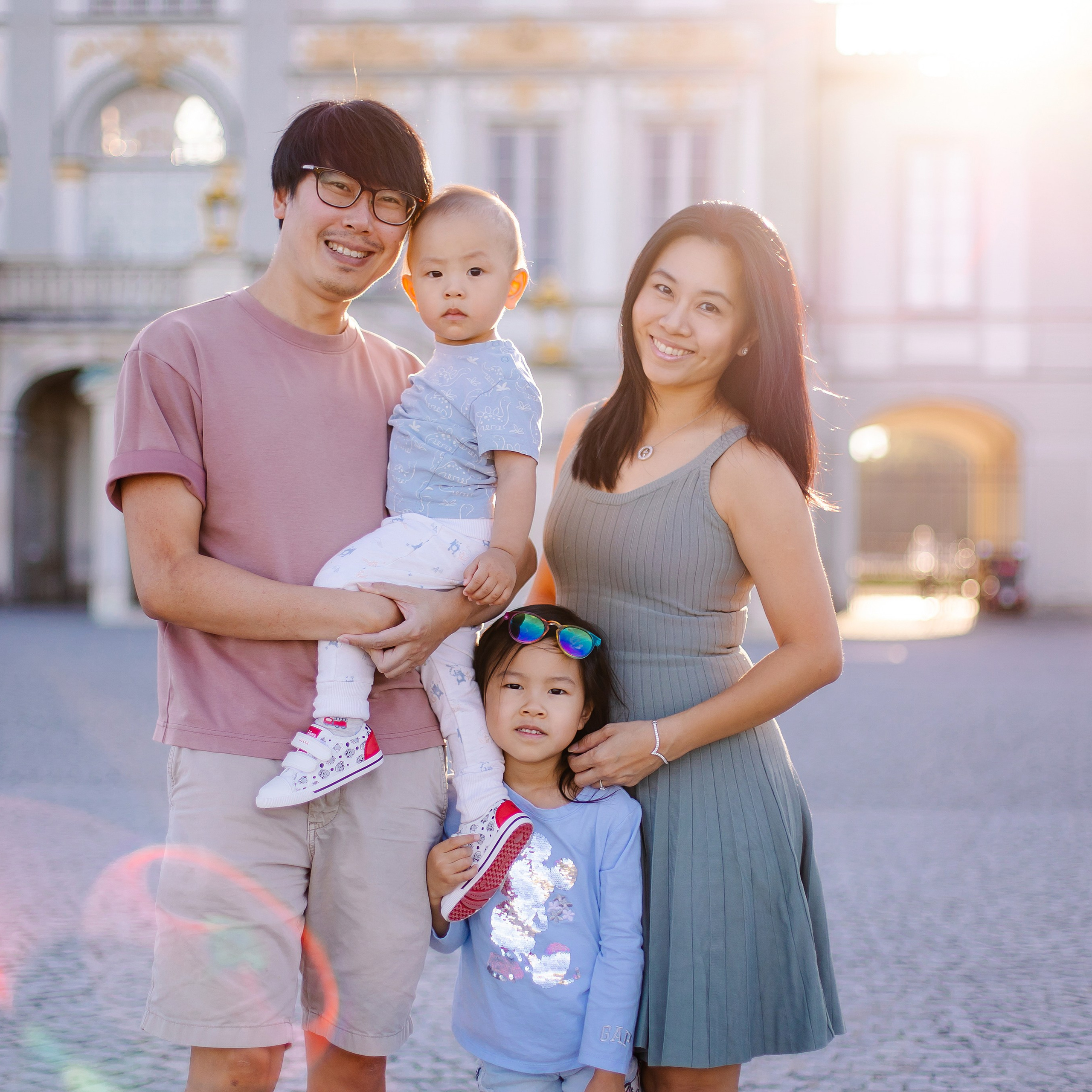 Familienshooting in München – Familienfotos mit Oma und den Liebsten. Fotografin in München Dasha Antipina