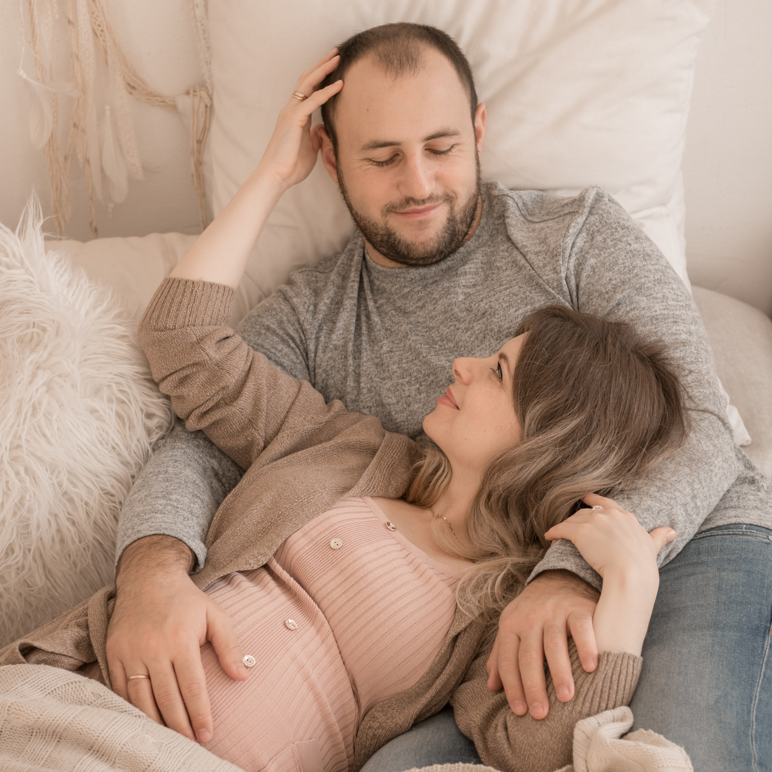 Фотосессия беременности в интерьере