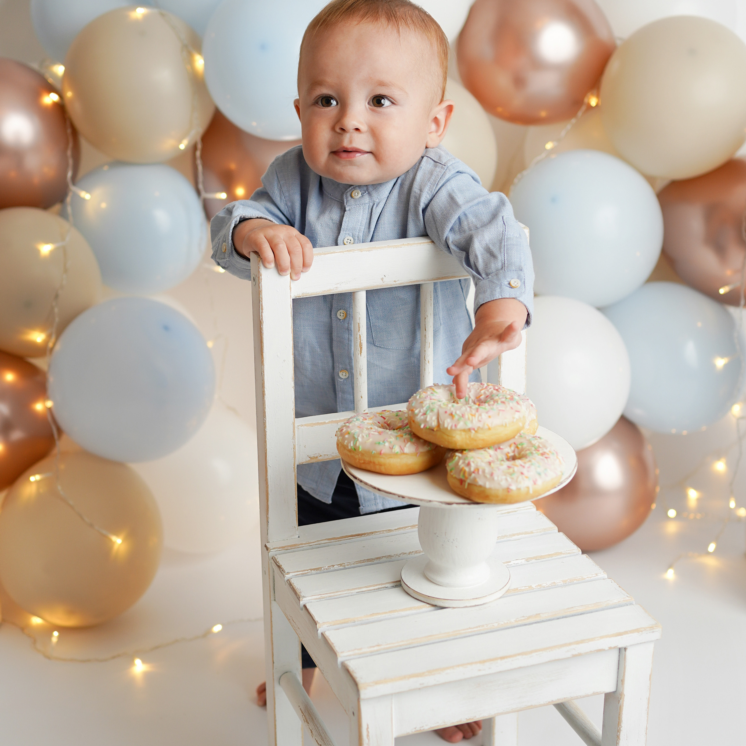На фотосессии Первый годик был торт и шарики