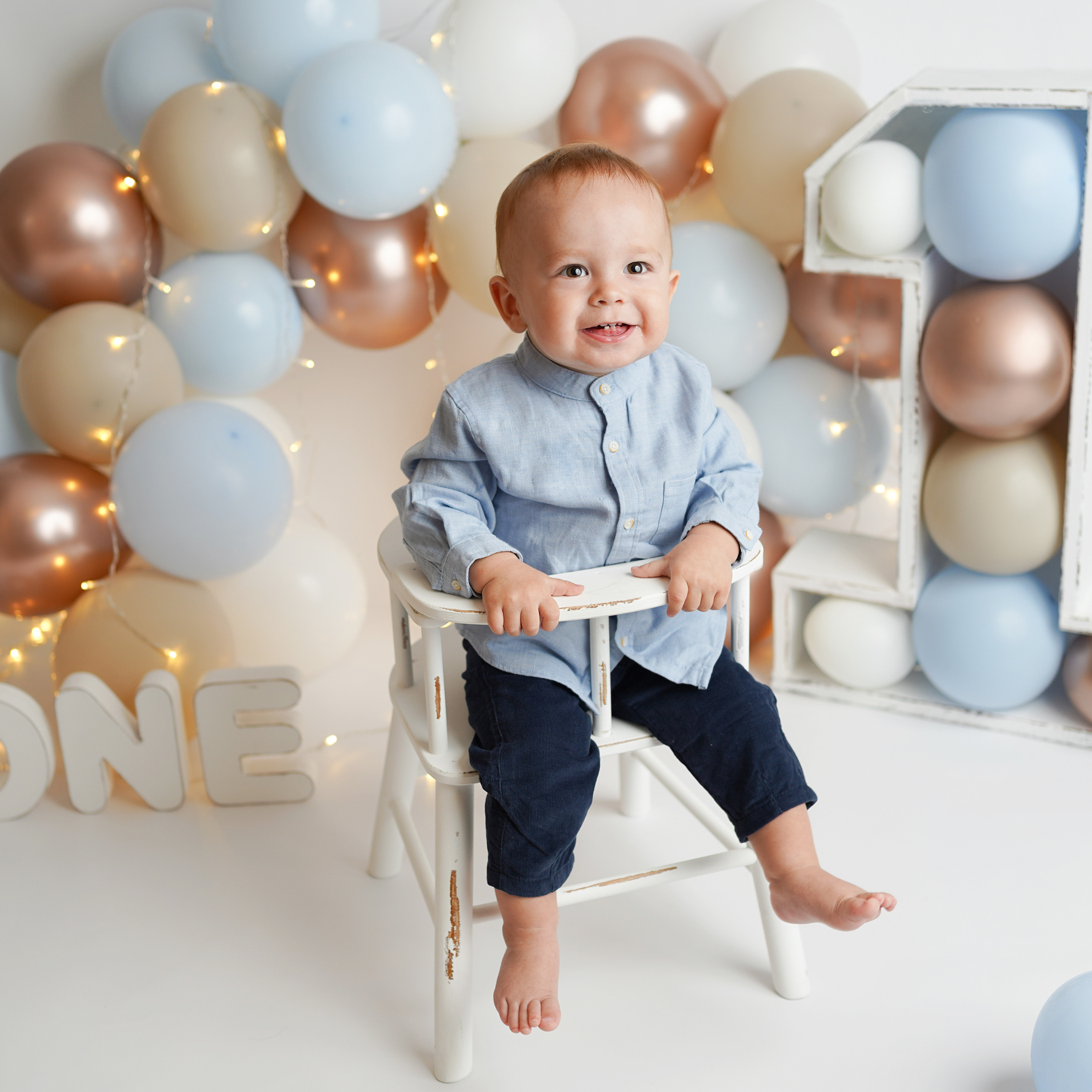 Красивое оформление из шариков на фотосессии Первый годик