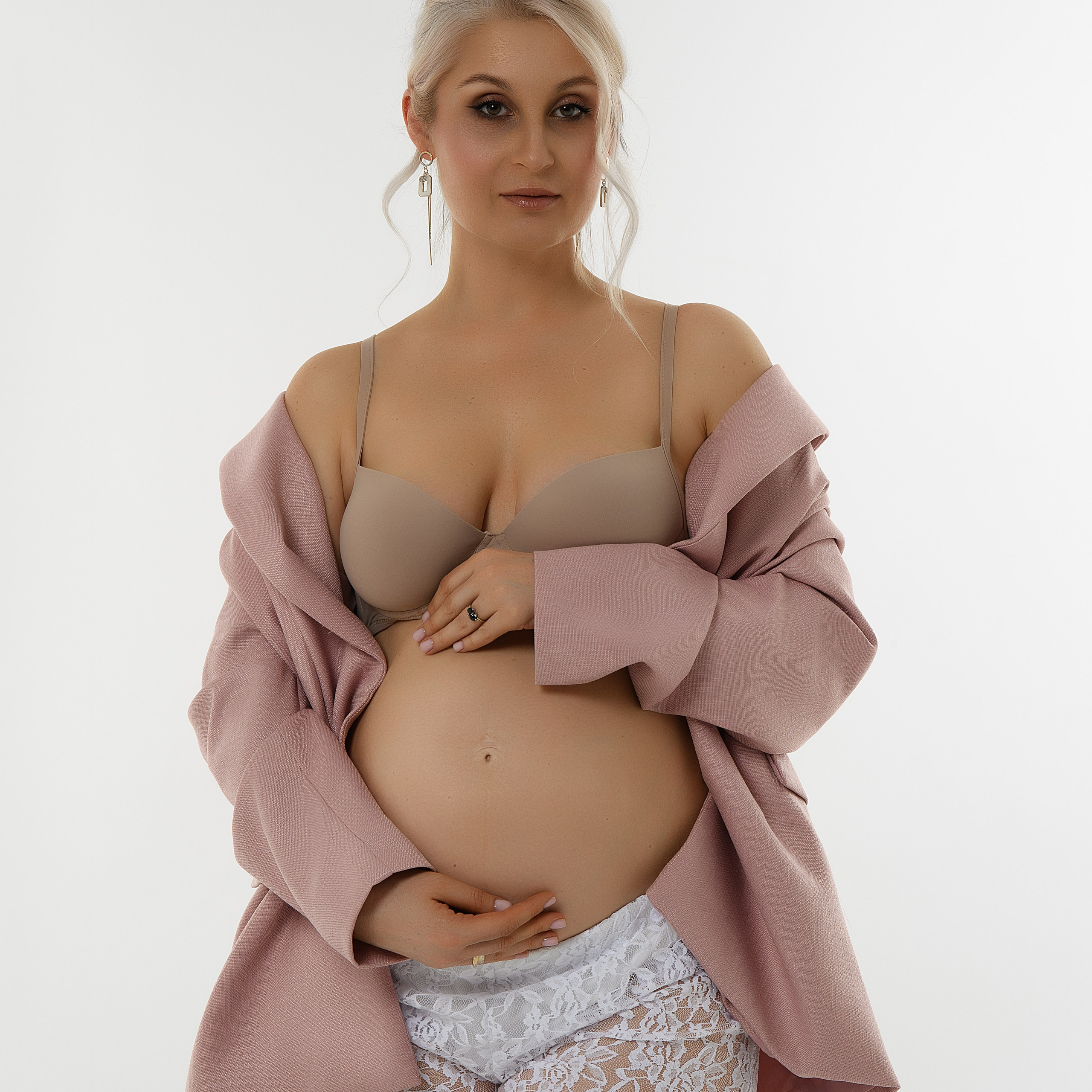 Фотосессия беременности на циклораме. Женский фотограф в Москве Богдашкина Динара