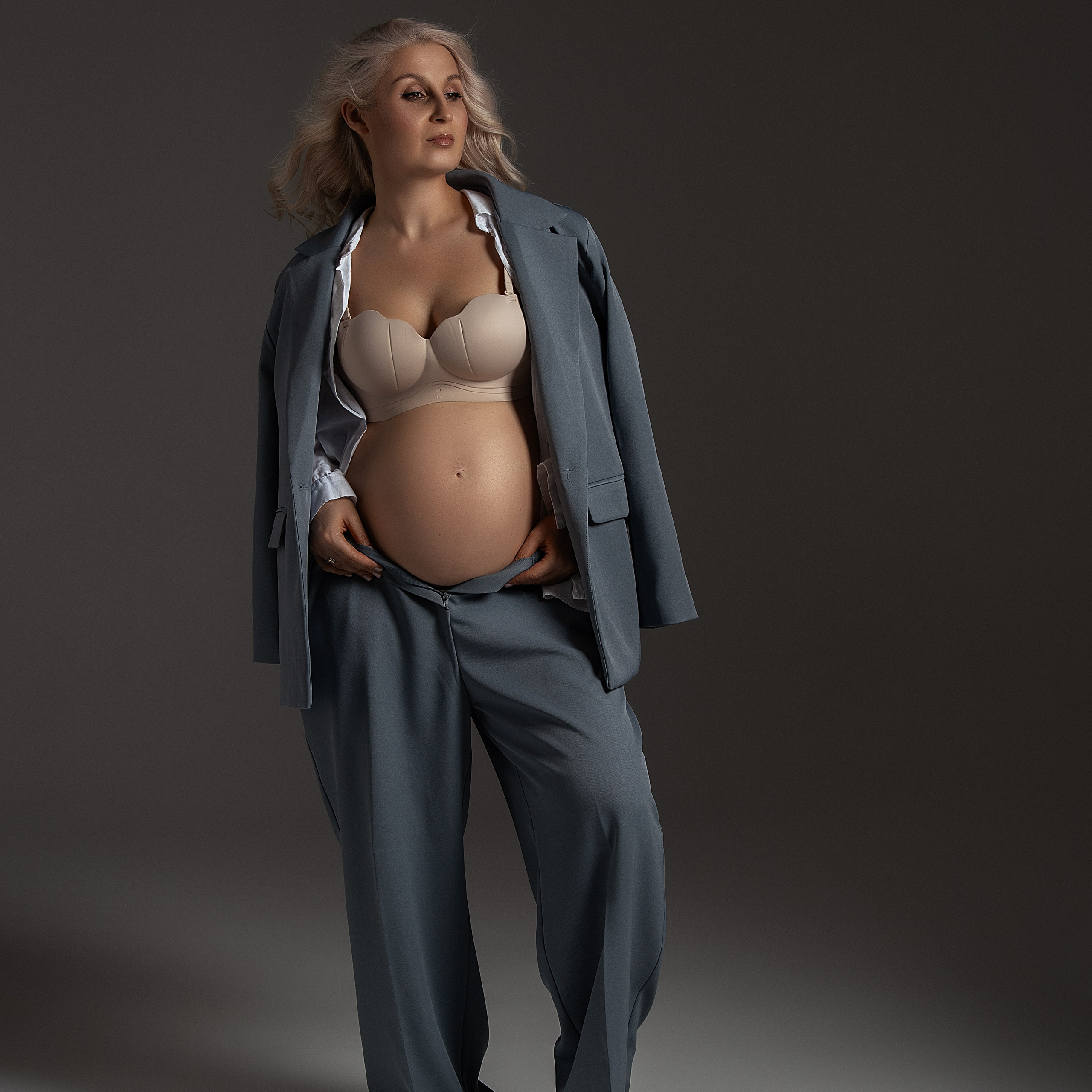 Фотосессия беременности на циклораме. Женский фотограф в Москве Богдашкина Динара