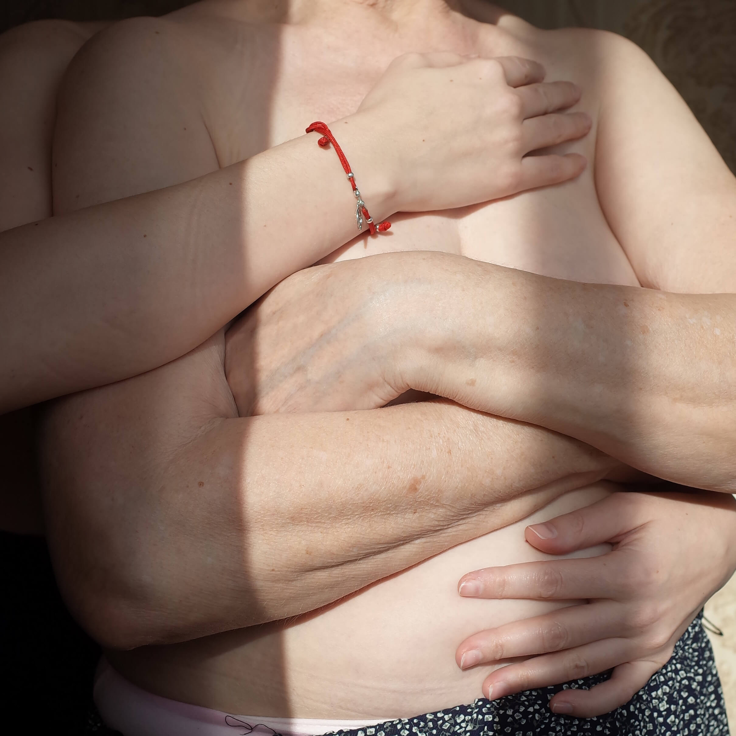 Портрет тела и рук на солнце