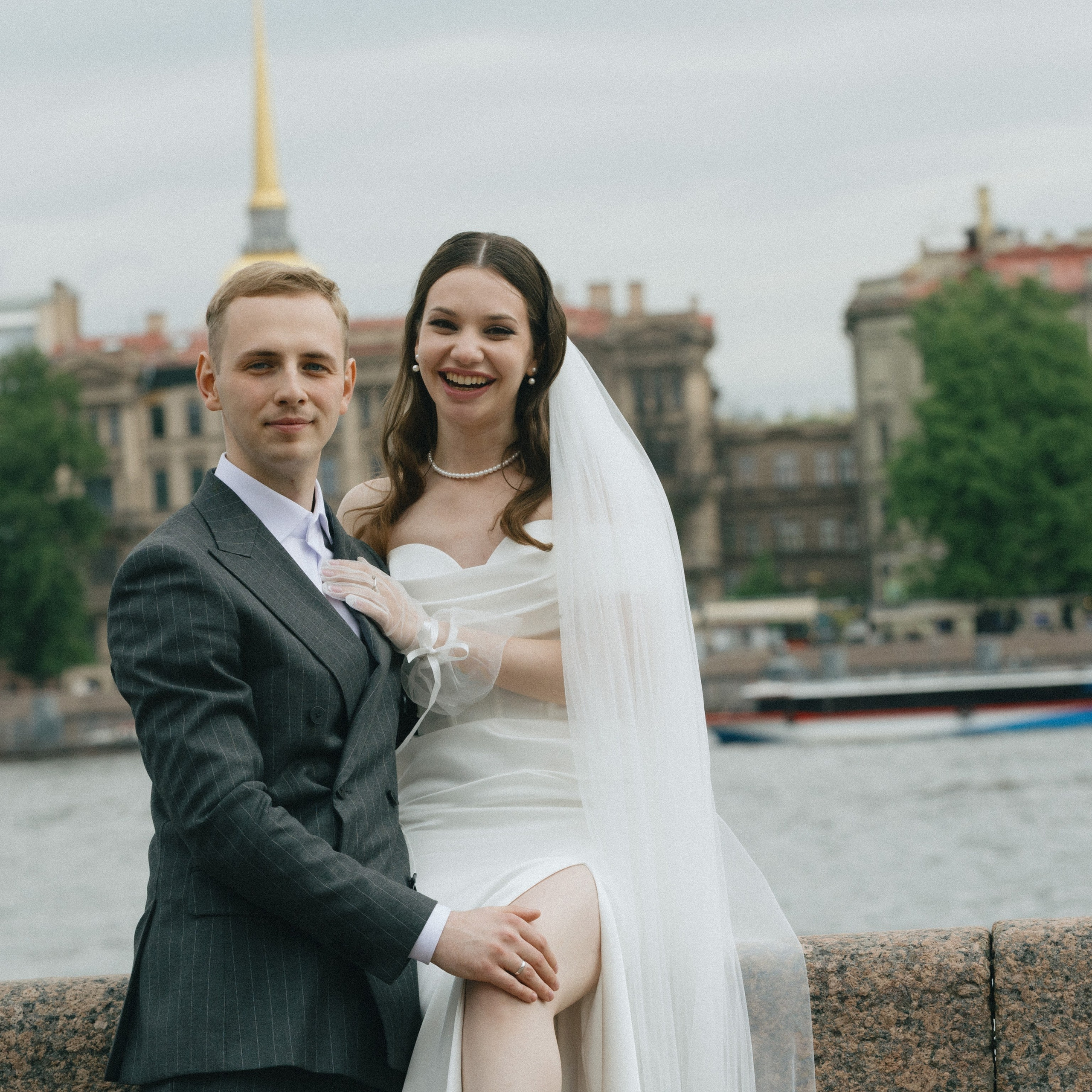 Свадебная фотосессия на набережной Невы в Питере