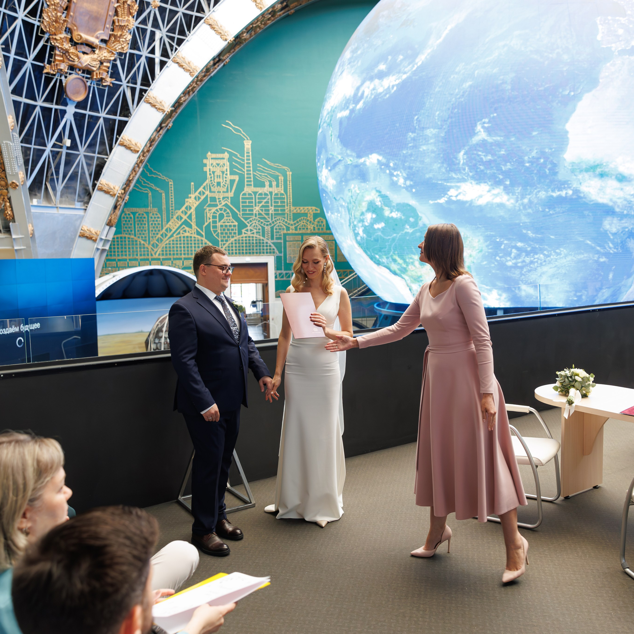 Регистрация брака в павильоне Космос на ВДНХ. Свадебный фотограф Москва и МО Сергей Киржаев