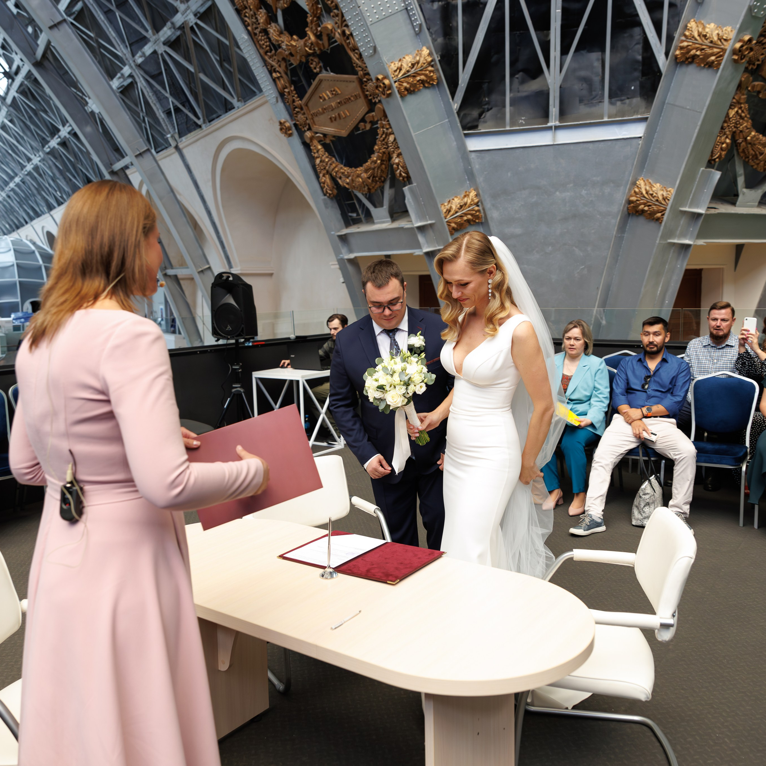 Регистрация брака в павильоне Космос на ВДНХ. Свадебный фотограф Москва и МО Сергей Киржаев