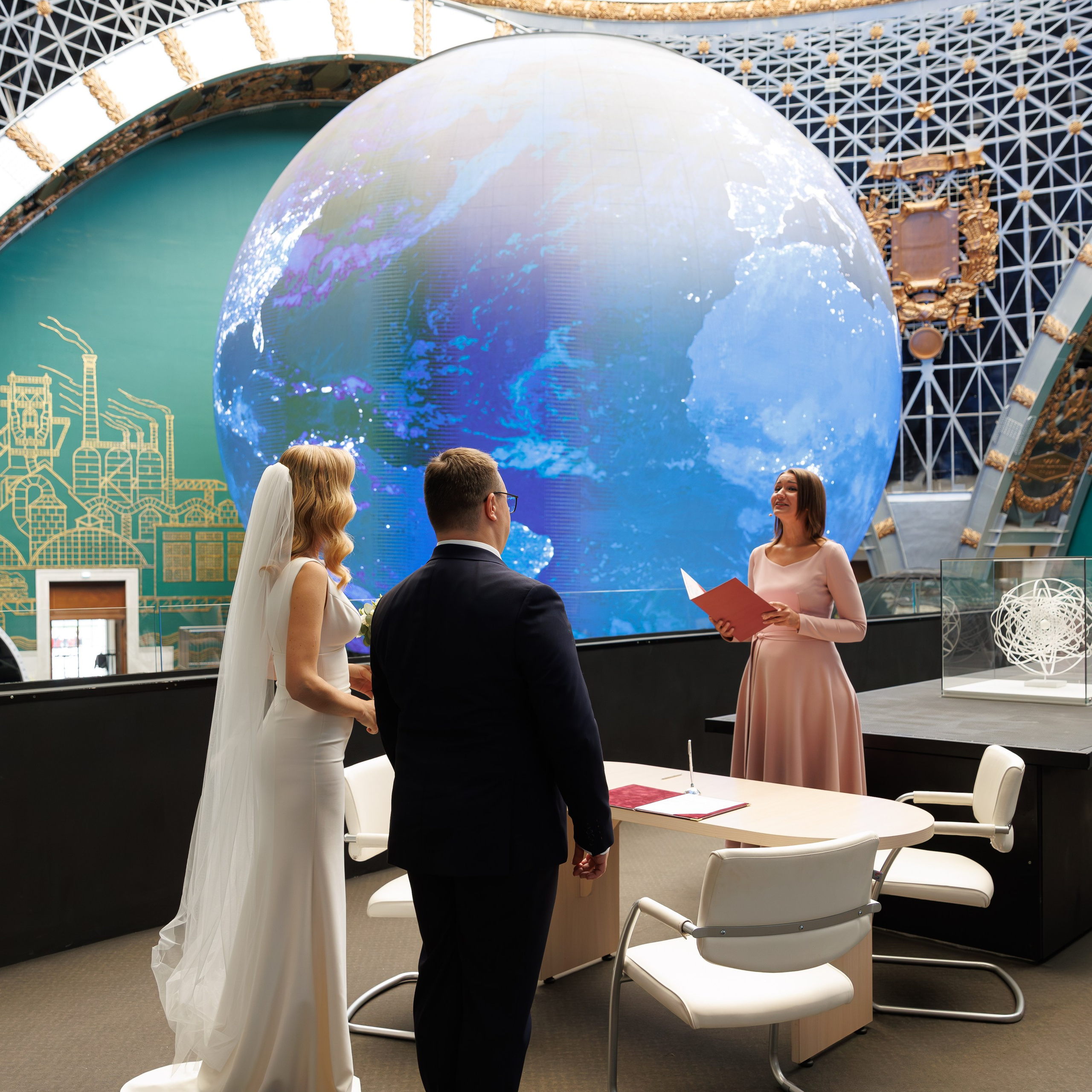 Регистрация брака в павильоне Космос на ВДНХ. Свадебный фотограф Москва и МО Сергей Киржаев