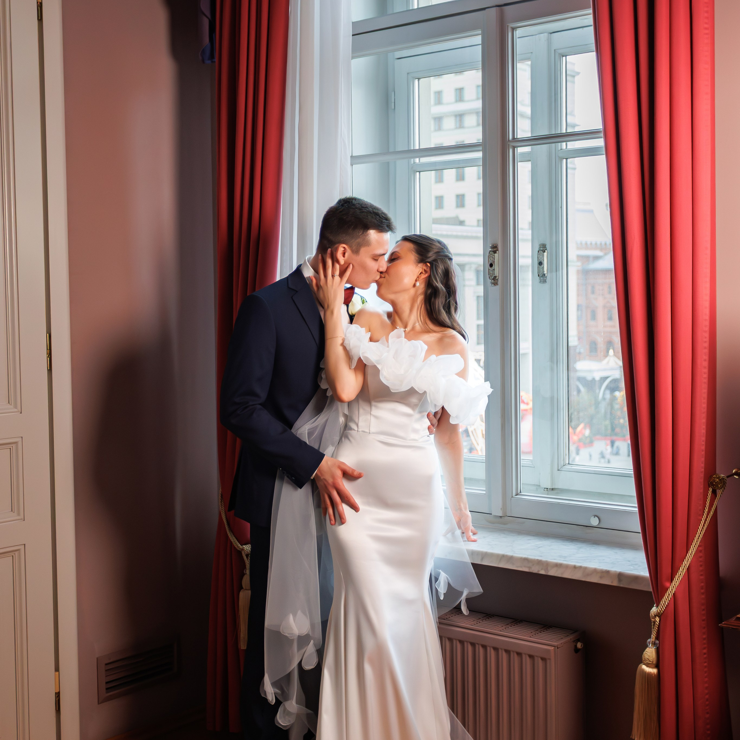 Свадебная фотосессия в гостинице Националь. Свадебный фотограф Москва и МО Сергей Киржаев