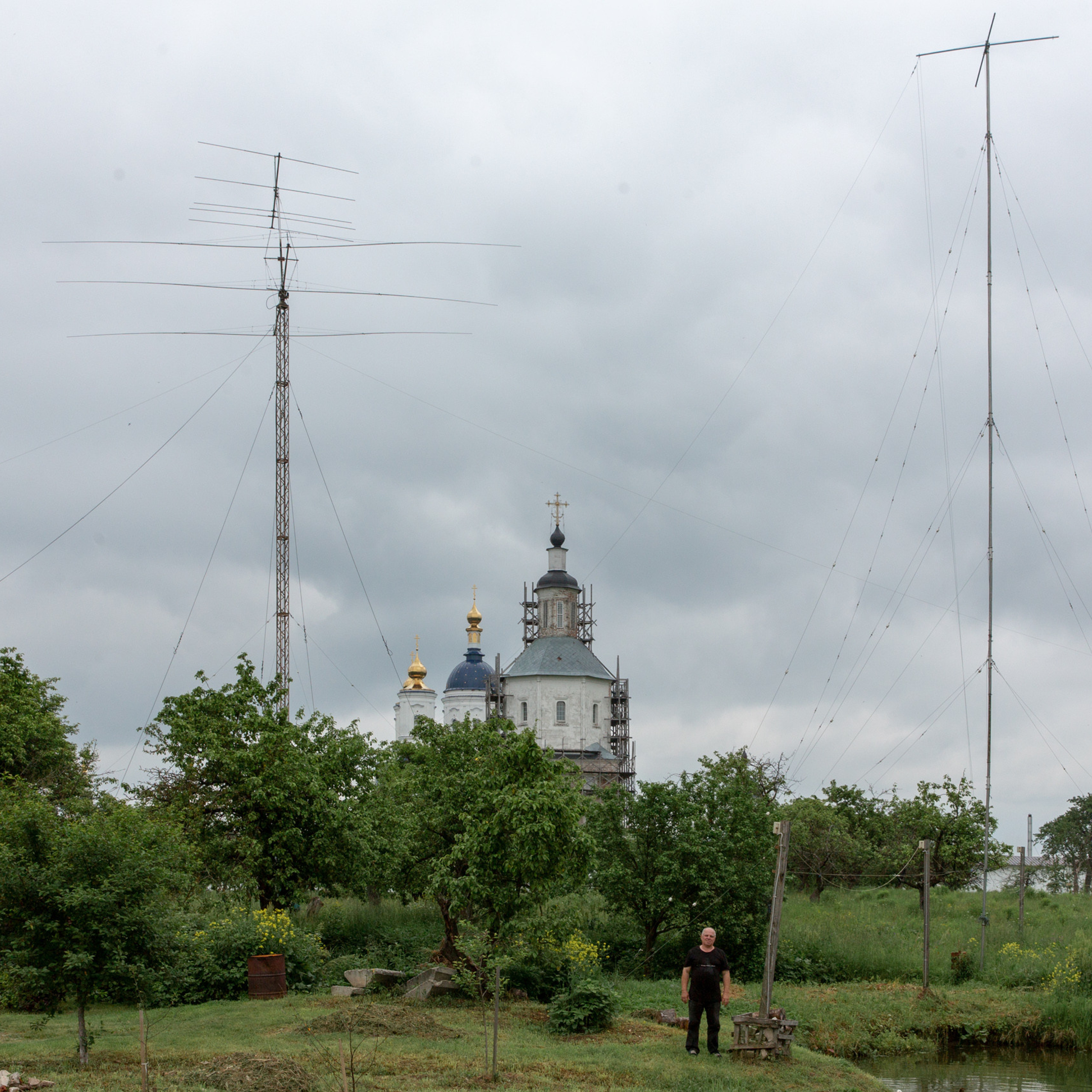 Шек радиолюбителя Владимира Щербакова RA3Y на фоне Свенского монастыря, г. Брянск