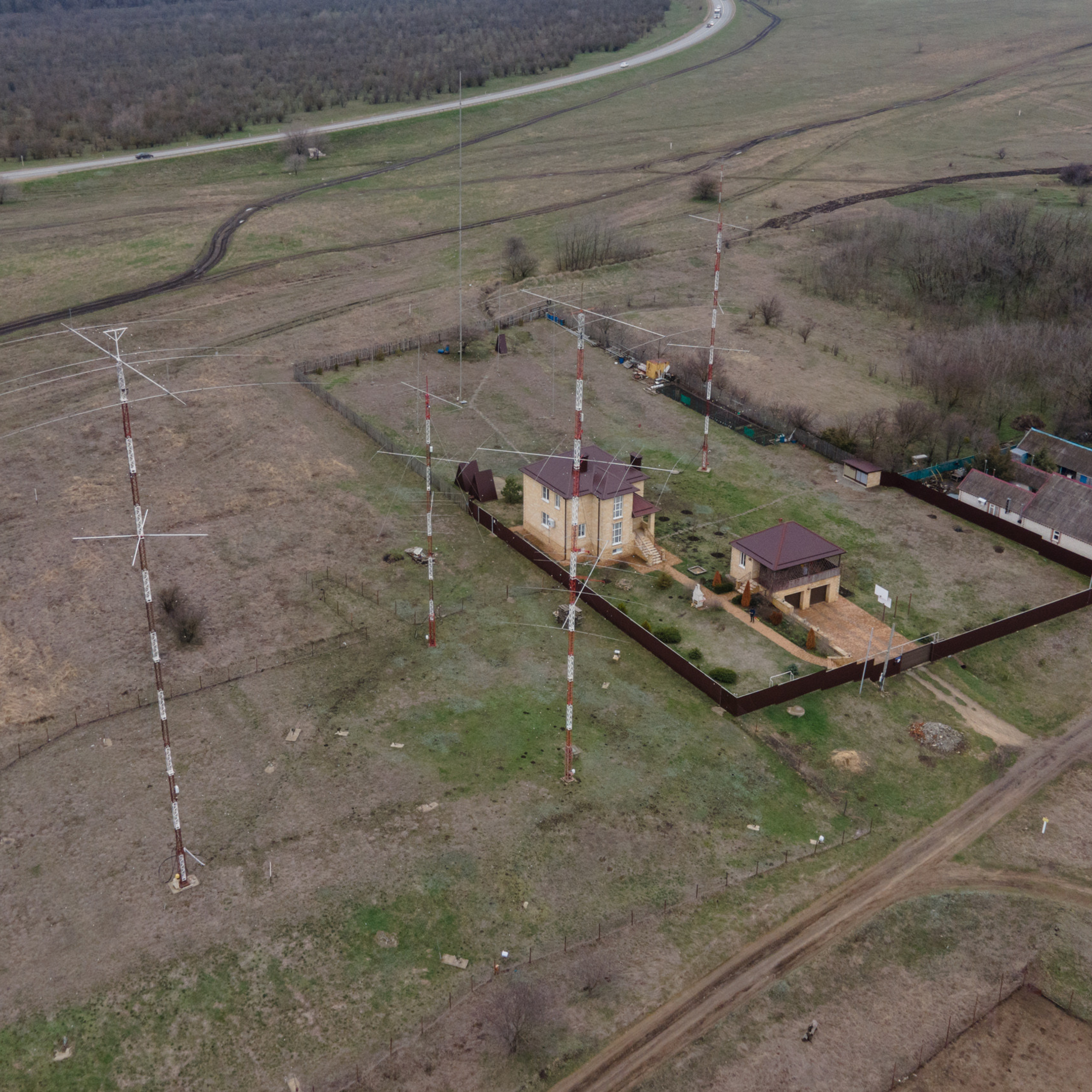 Шек радиолюбителя Алексея Смехнова RG6G. Алексей специально выбирал место вдали от города для постройки дома, чтобы в последствие разместить там шек. У Алексея есть собственный бизнес, и как он шутит «мой бизнес для поддержки моего хобби». Ставропольский край